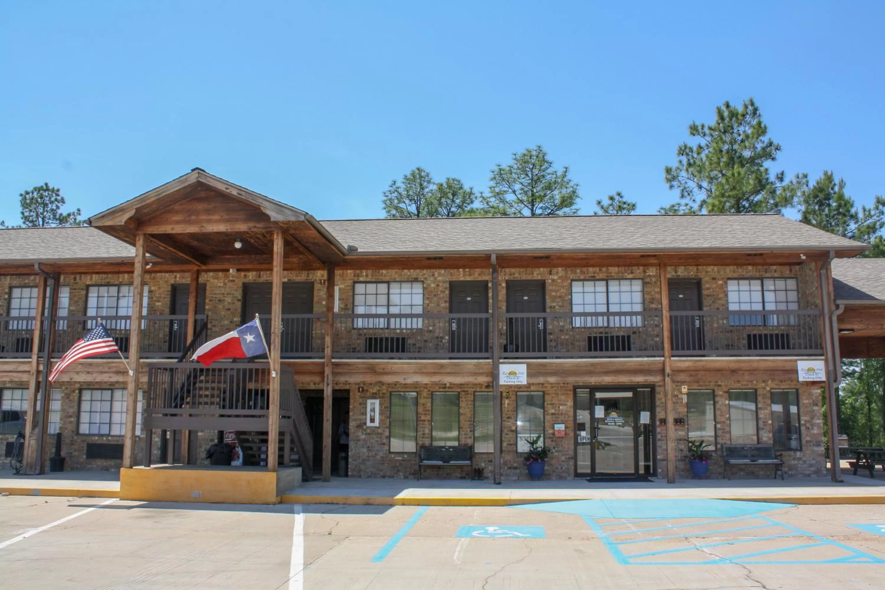 Facade/entrance, Property Building in Rayburn Inn
