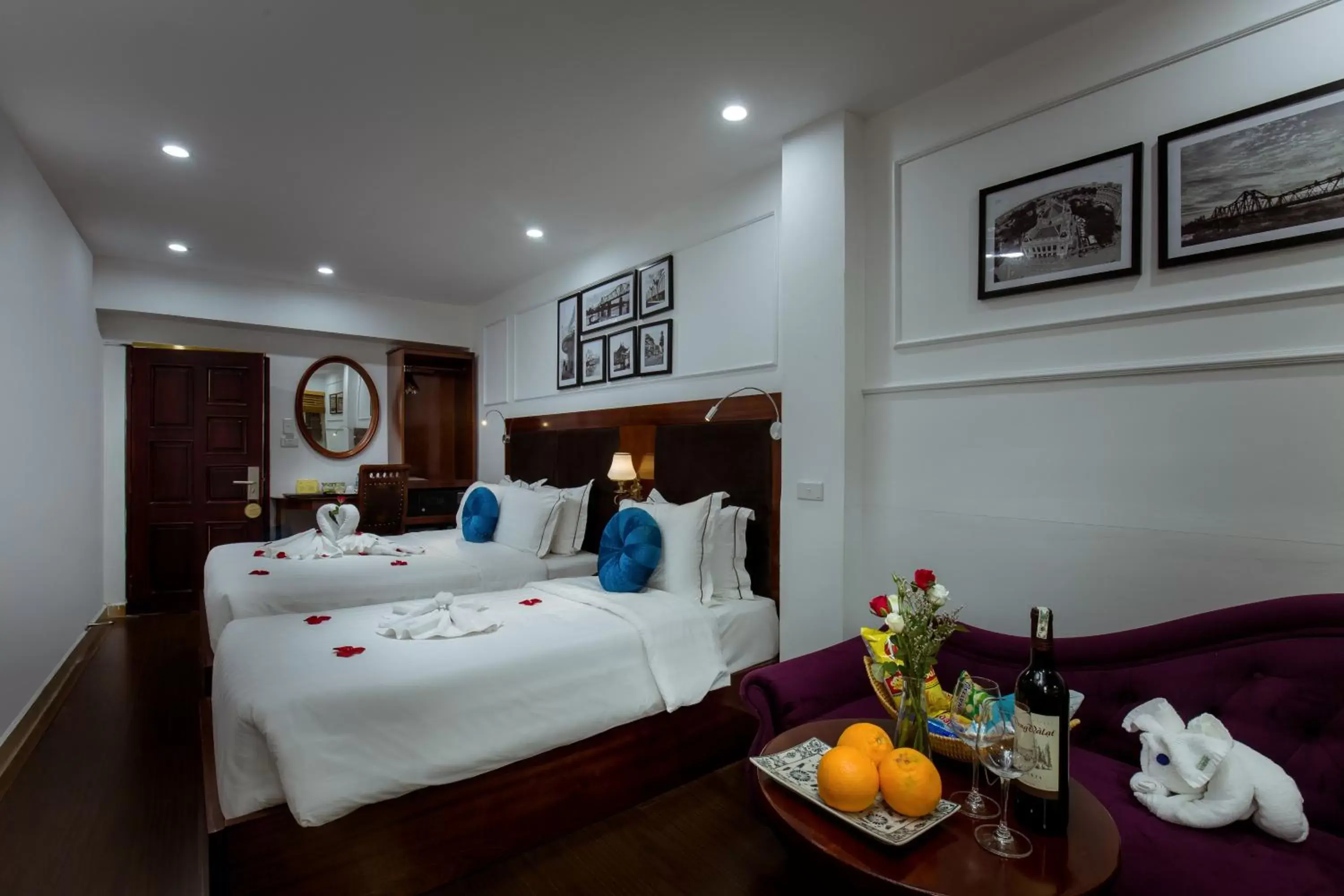 Bedroom, Bed in Antique Angel Hotel Bedroom, Bed in Antique Angel Hotel