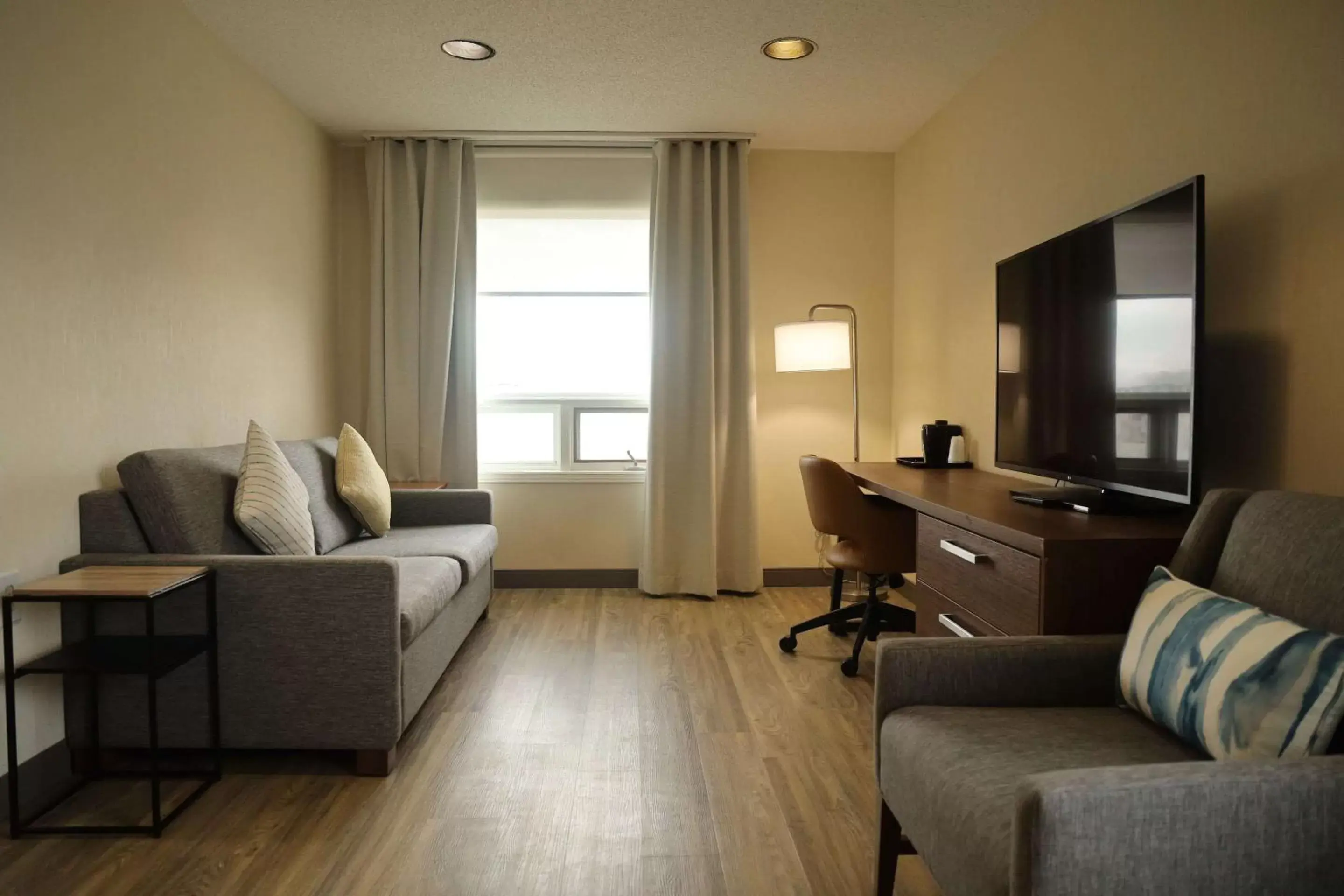 Bedroom, Seating Area in Comfort Inn and Suites Ingersoll