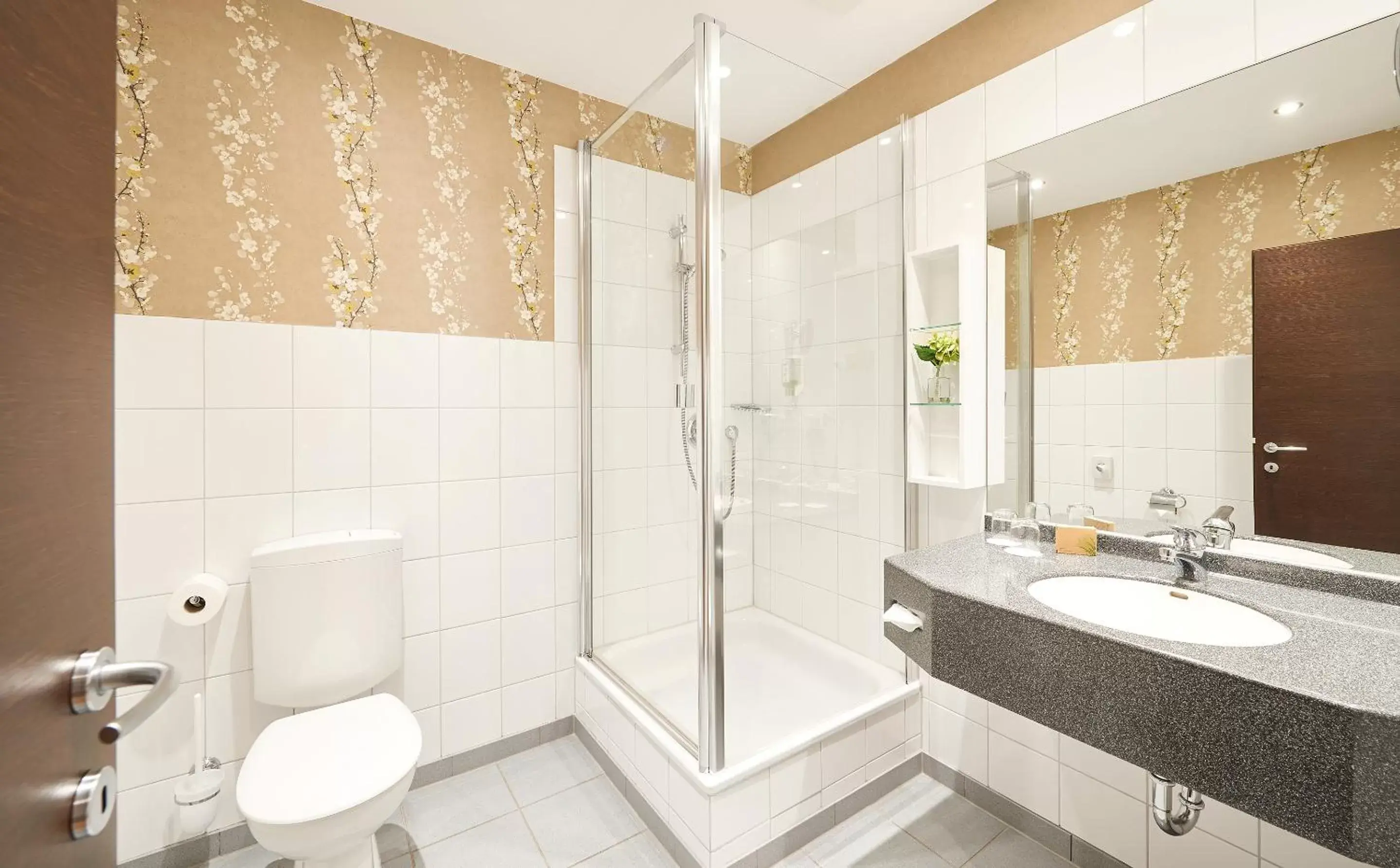 Toilet, Bathroom in Hotel Munte am Stadtwald