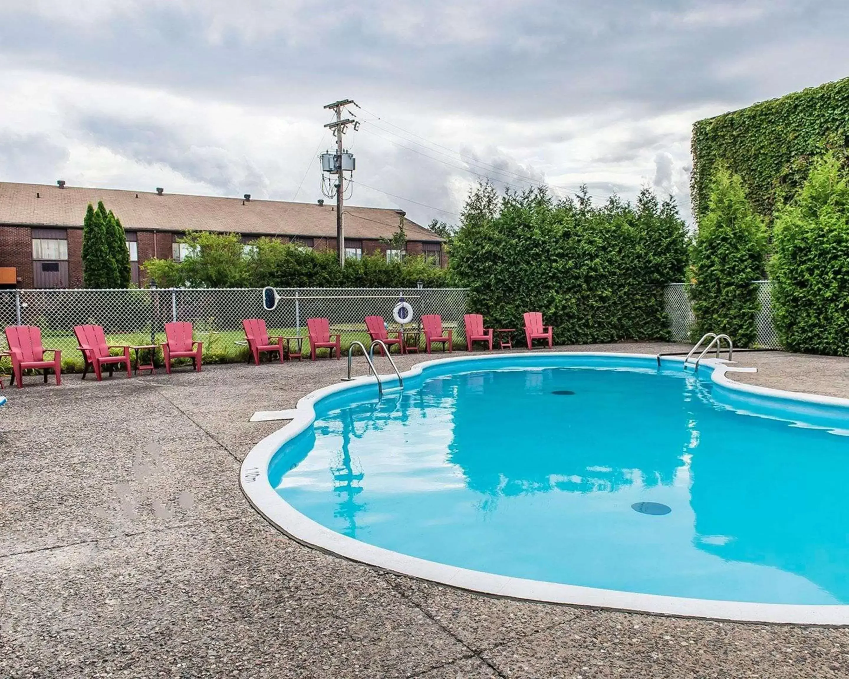 Swimming Pool in Quality Inn & Suites & Conference Centre - Gatineau
