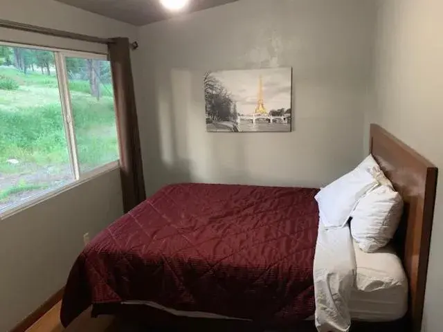 Bed in Mountain Trail Lodge and Vacation Rentals