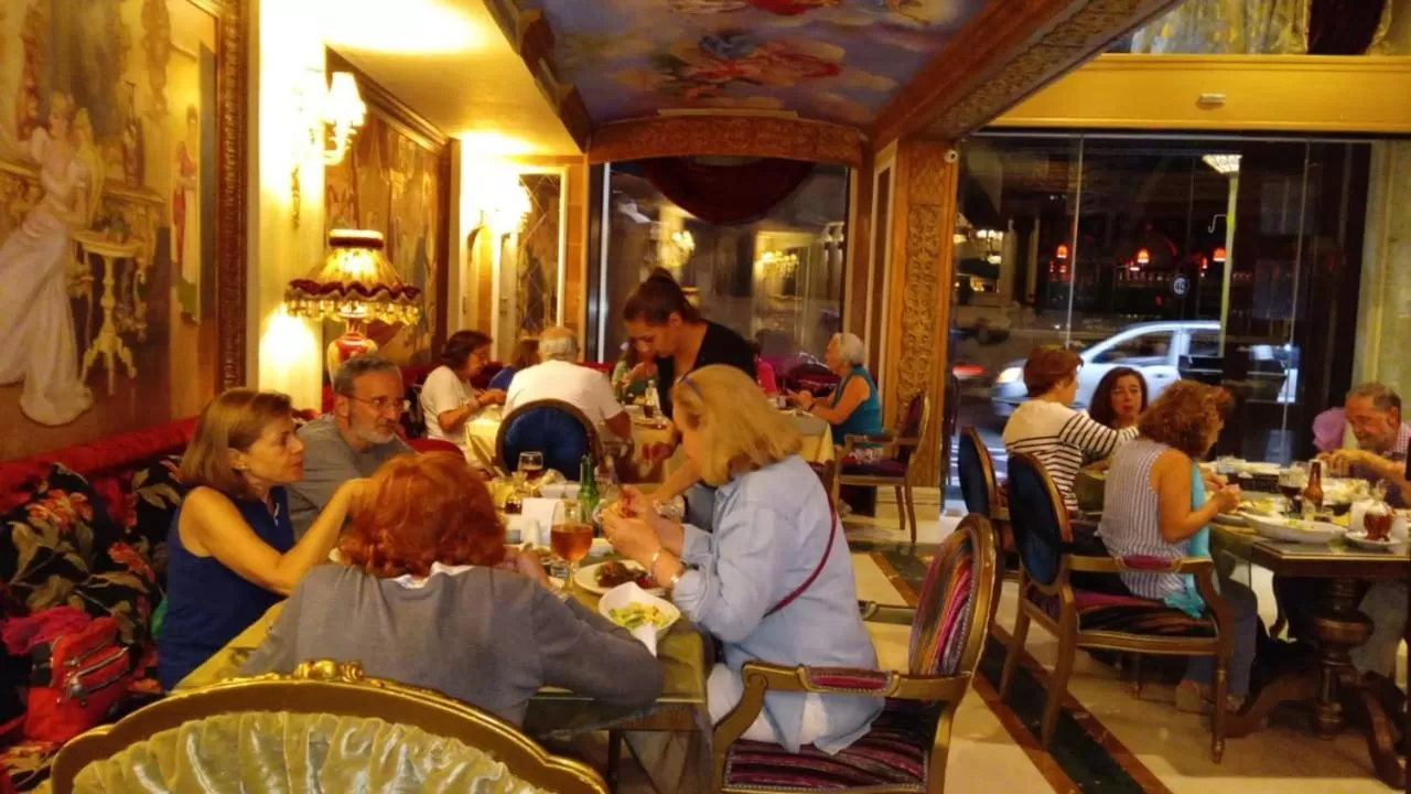 Restaurant/places to eat in Q Hotel