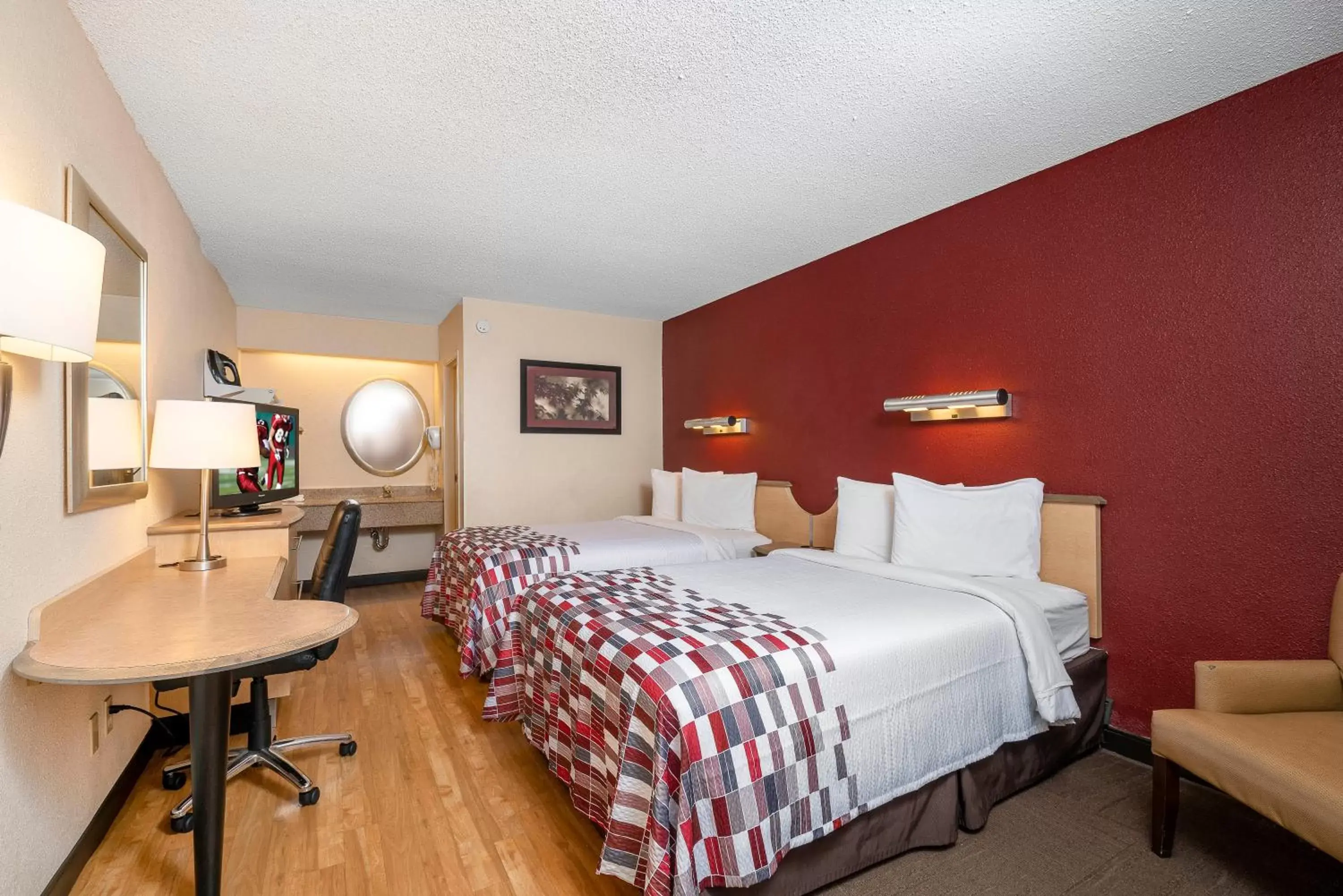 Photo of the whole room, Bed in Red Roof Inn Detroit - Roseville St Clair Shores