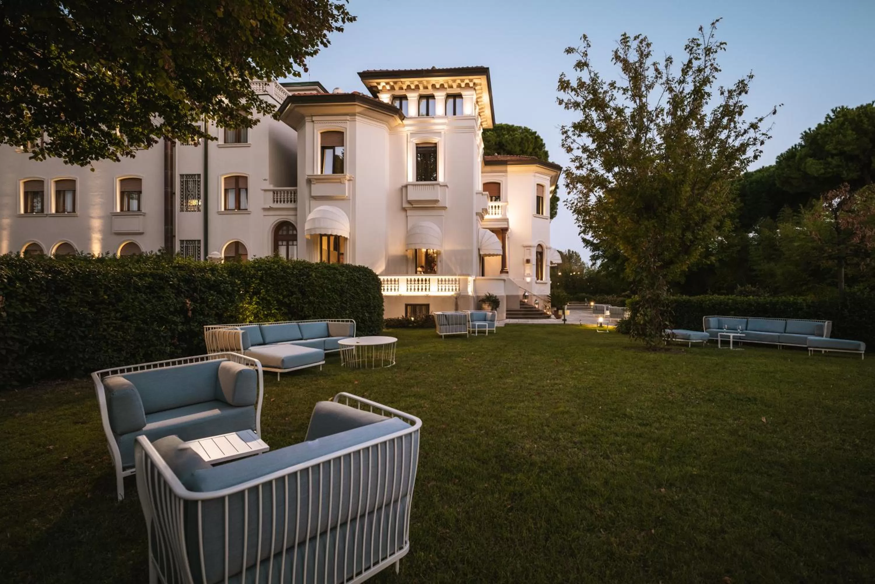 Property building in Hotel De La Ville