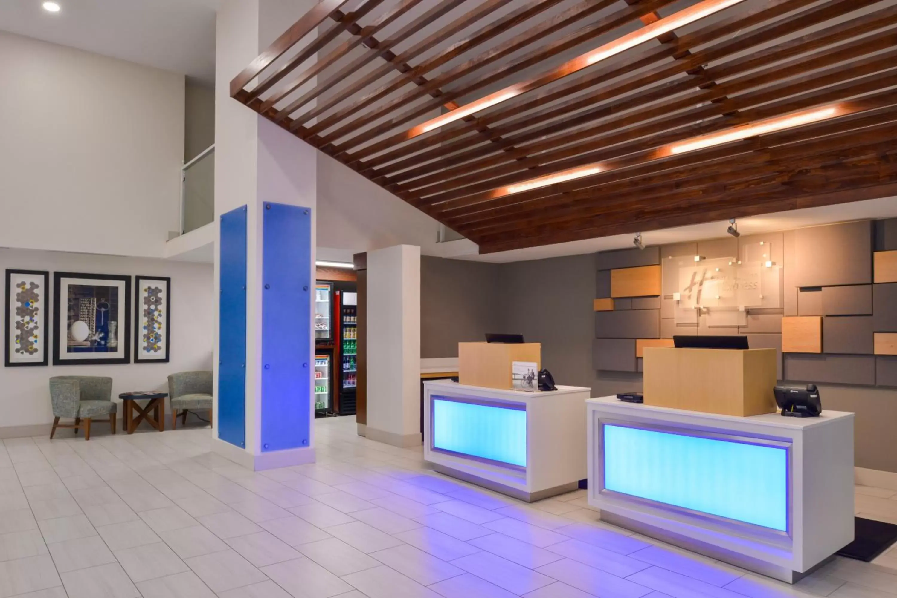 Property building, Kitchen/Kitchenette in Holiday Inn Express & Suites - Shreveport - Downtown, an IHG Hotel