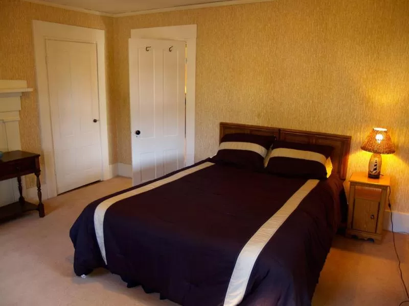 Bed in Beach Cottage Inn