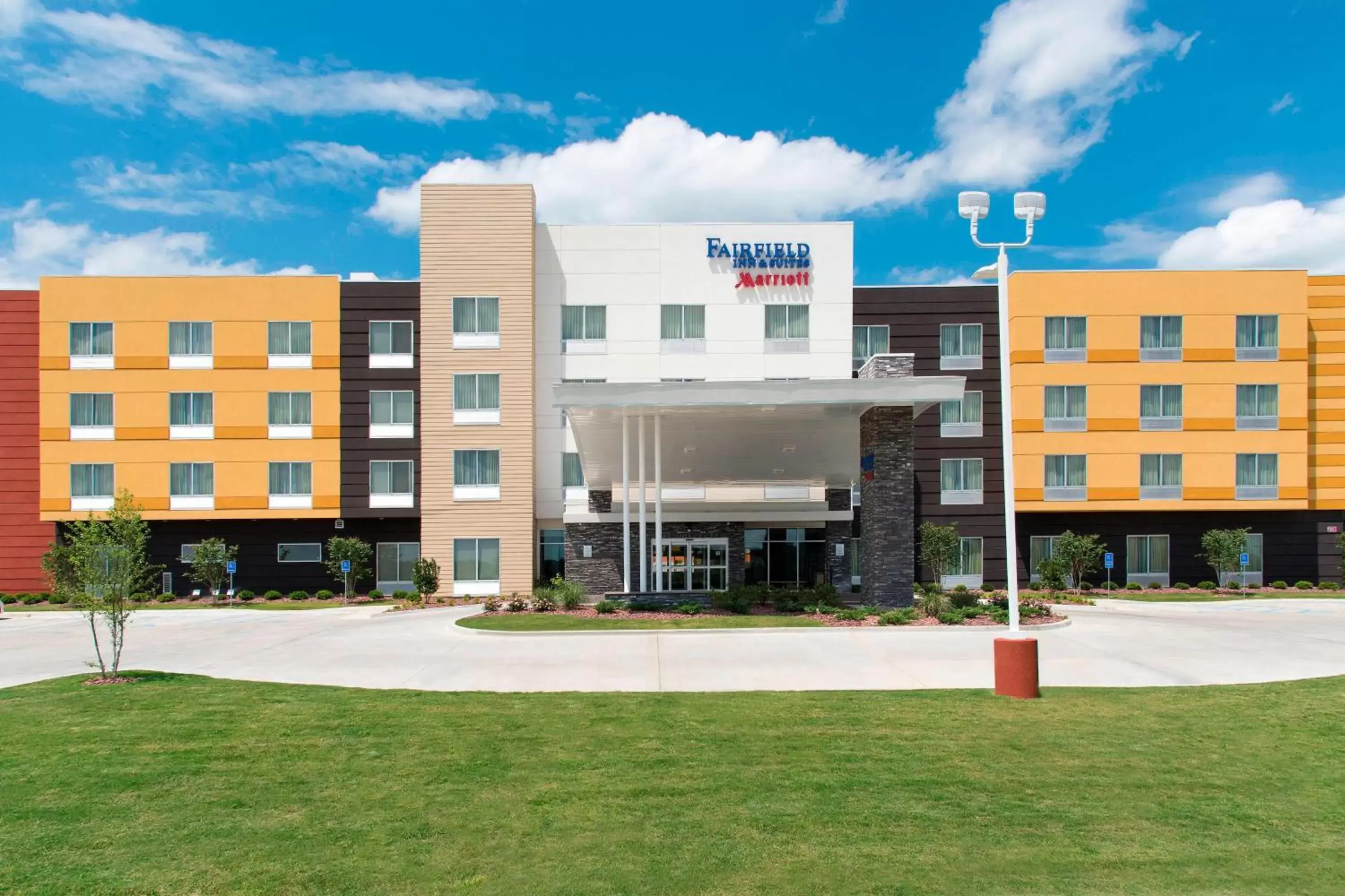 Property Building in Fairfield Inn & Suites by Marriott Jackson Clinton