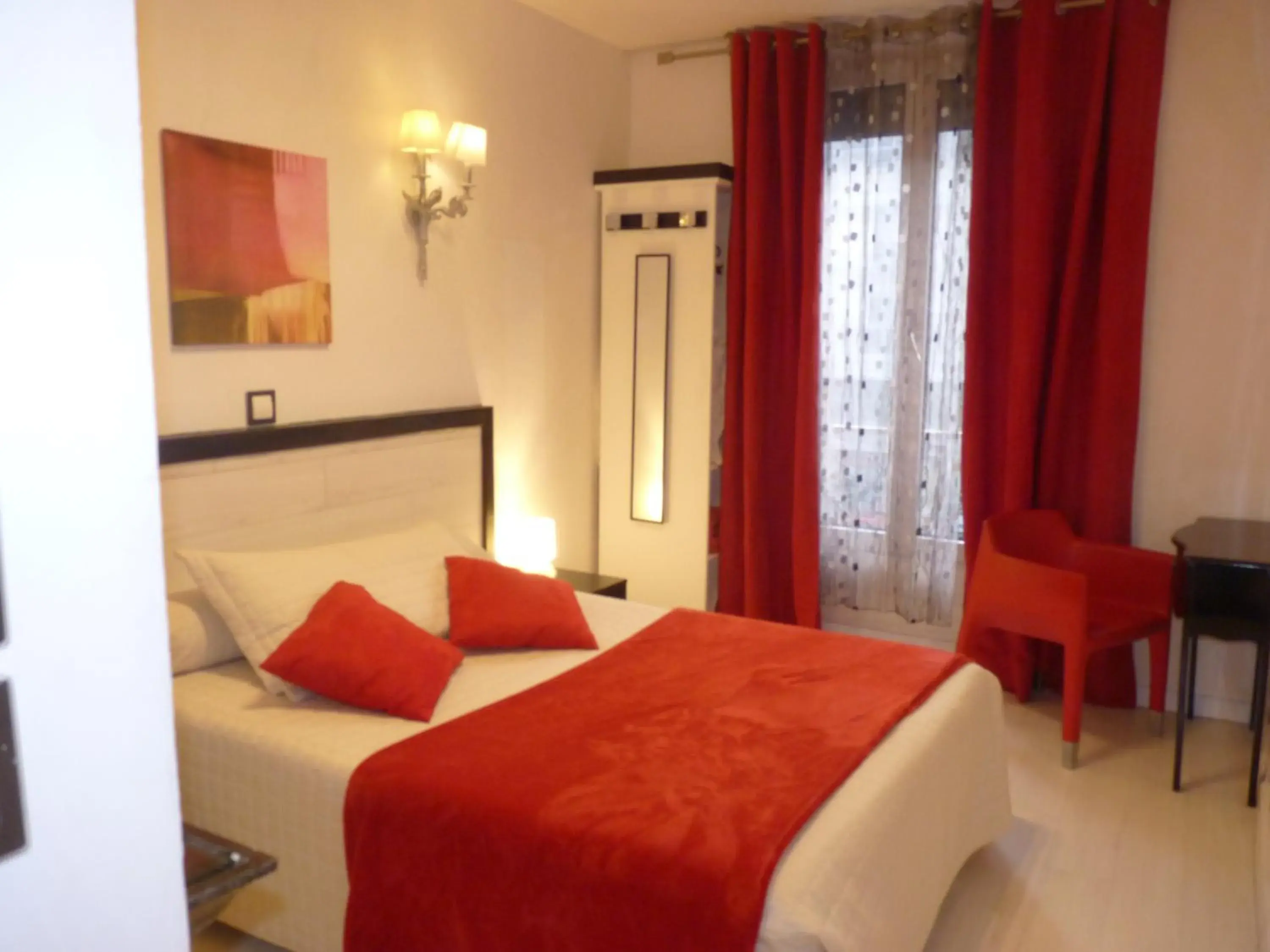 Double Room with Bathtub in Camelia Prestige - Place de la Nation