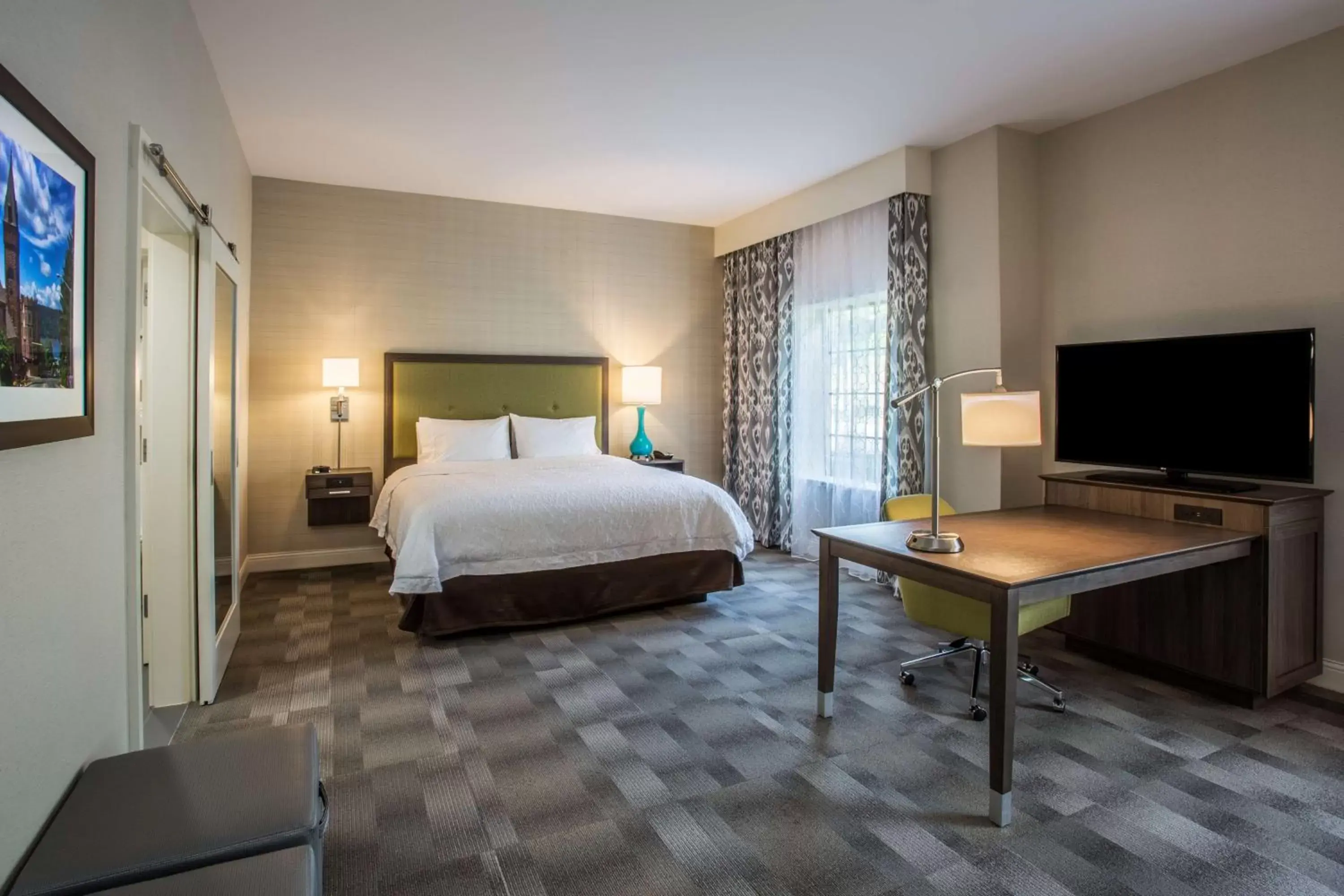 Bed in Hampton Inn & Suites Yonkers - Westchester