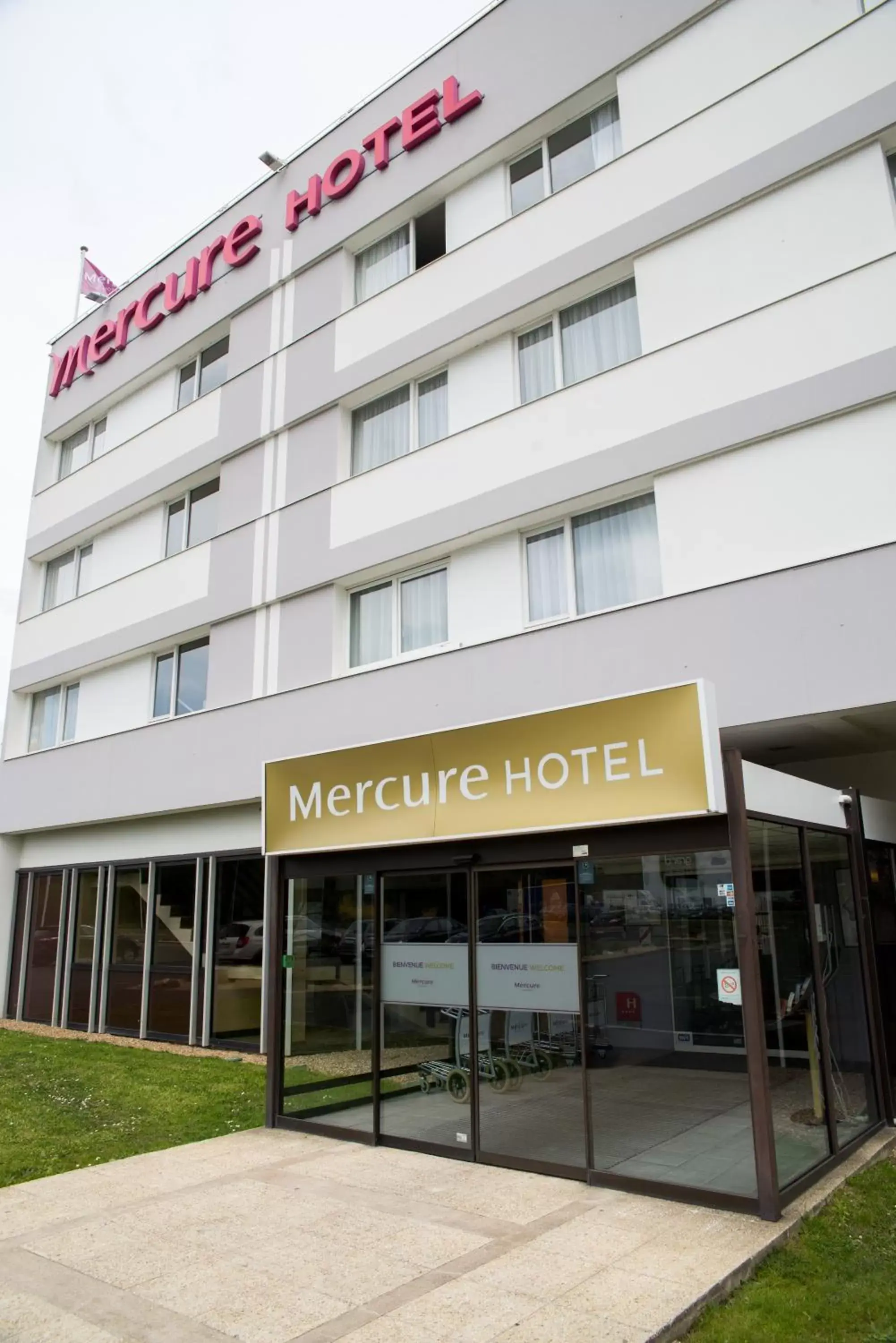 Facade/entrance, Property Building in Hotel Mercure Angers Lac De Maine