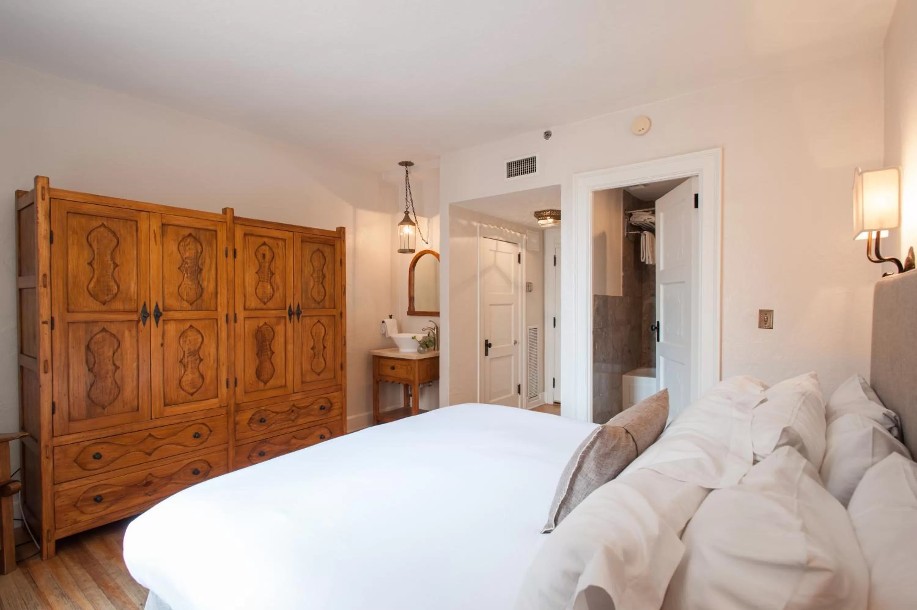 Photo of the whole room, Bed in Hotel St Francis