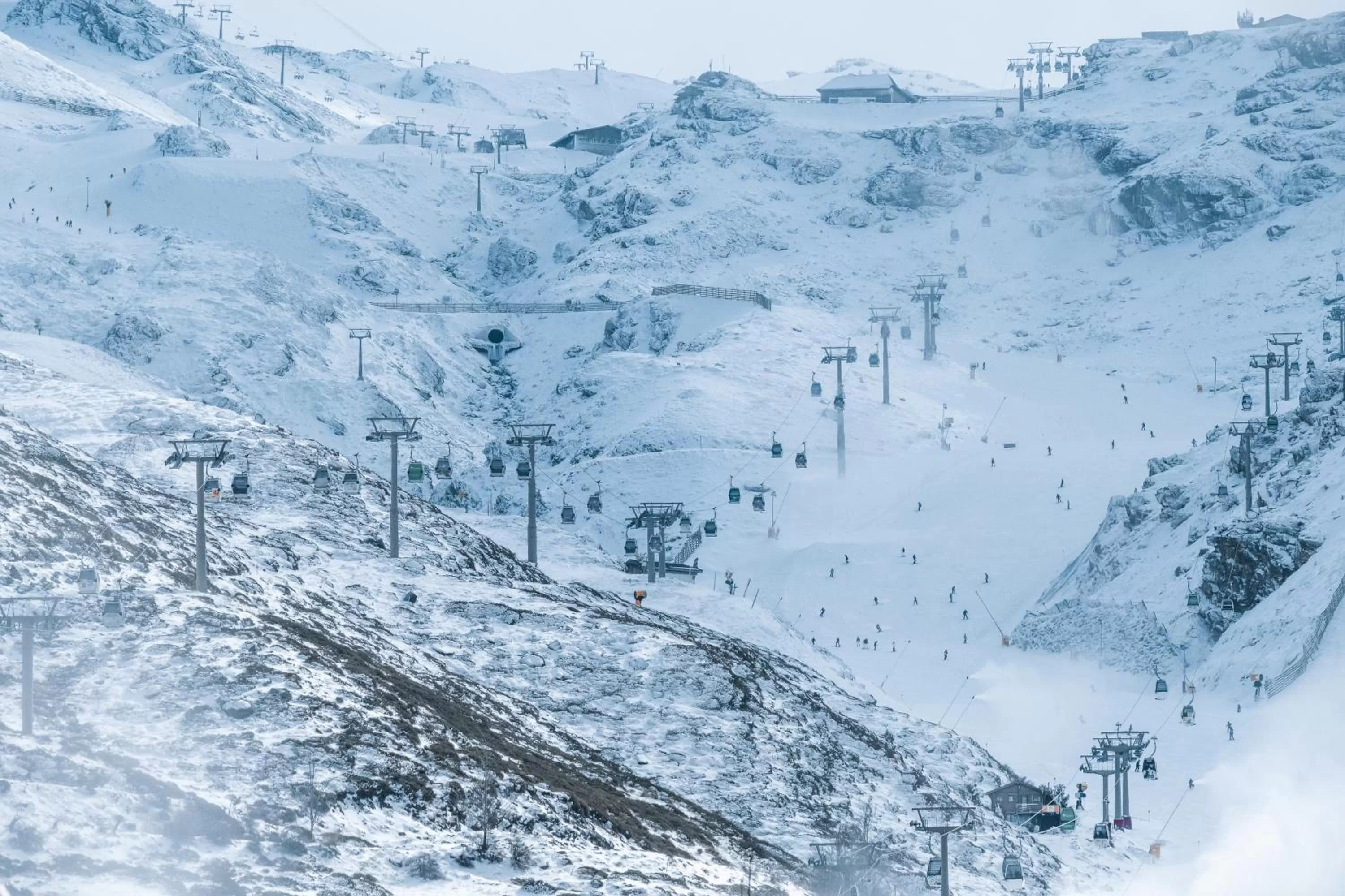 Skiing in Hotel Ziryab
