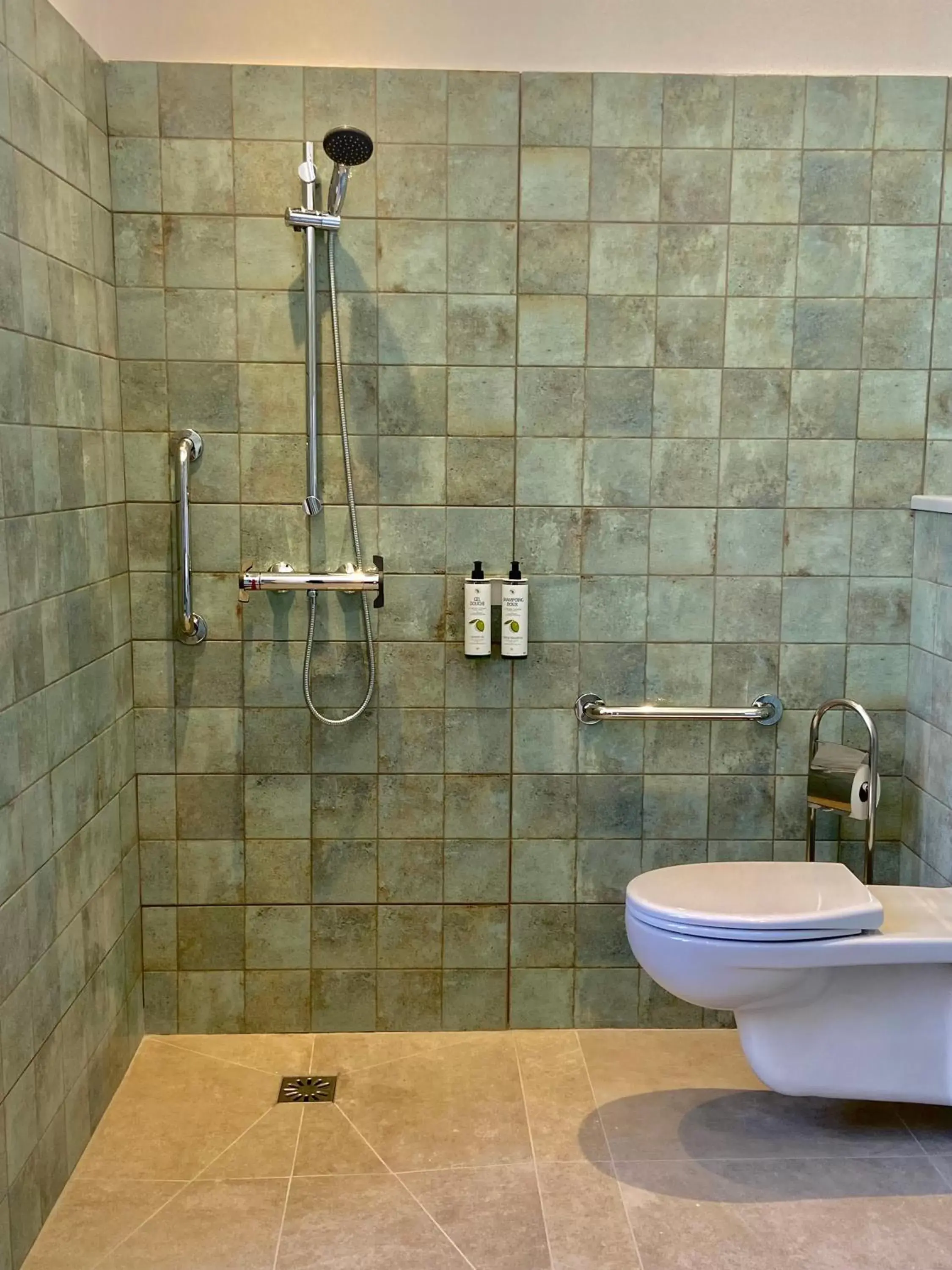 Bathroom in Hôtel La Falaise