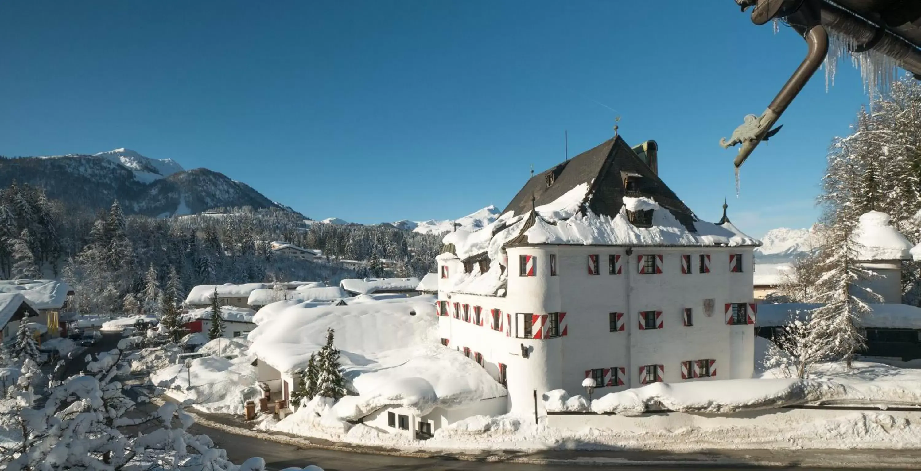 Property building, Winter in Family Hotel Schloss Rosenegg