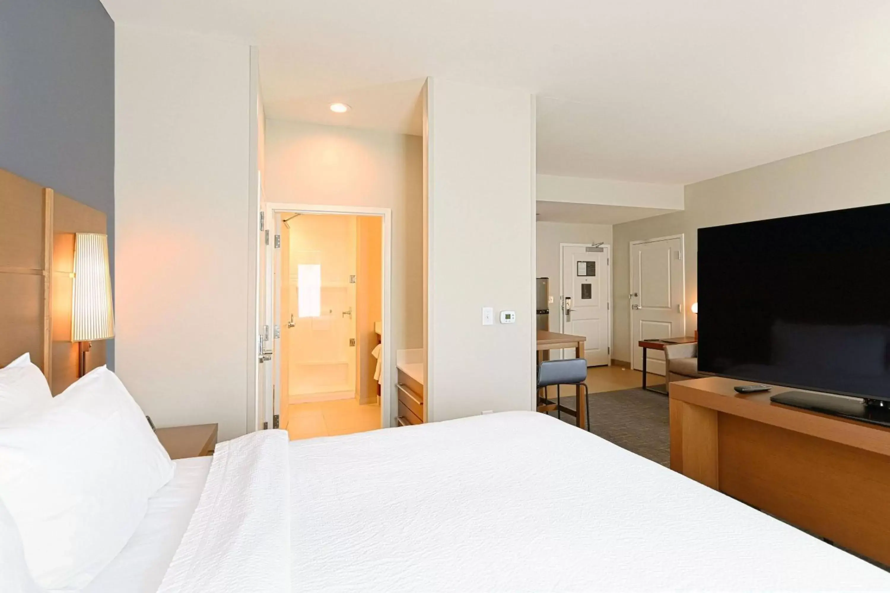 Bedroom, TV/Entertainment Center in Residence Inn Richmond