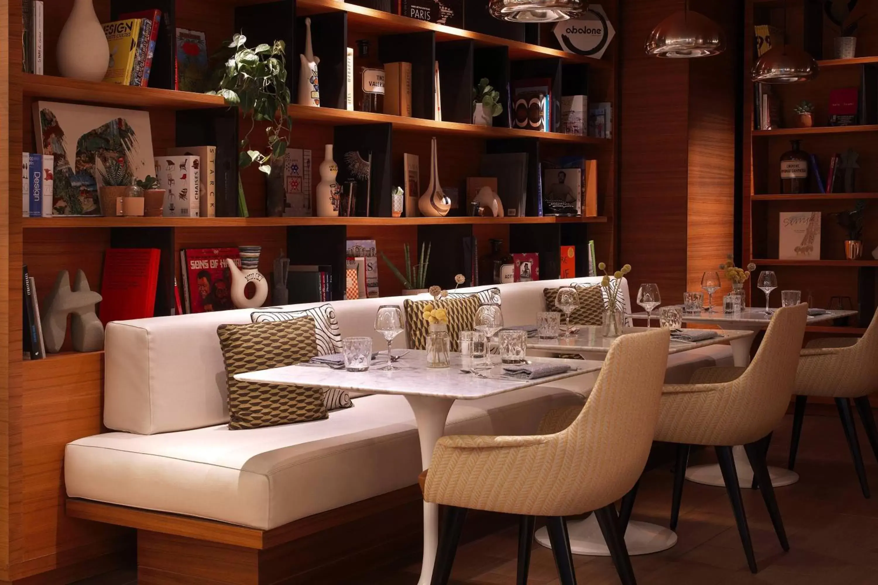 Restaurant/places to eat, Lounge/Bar in Renaissance Paris Republique Hotel & Spa