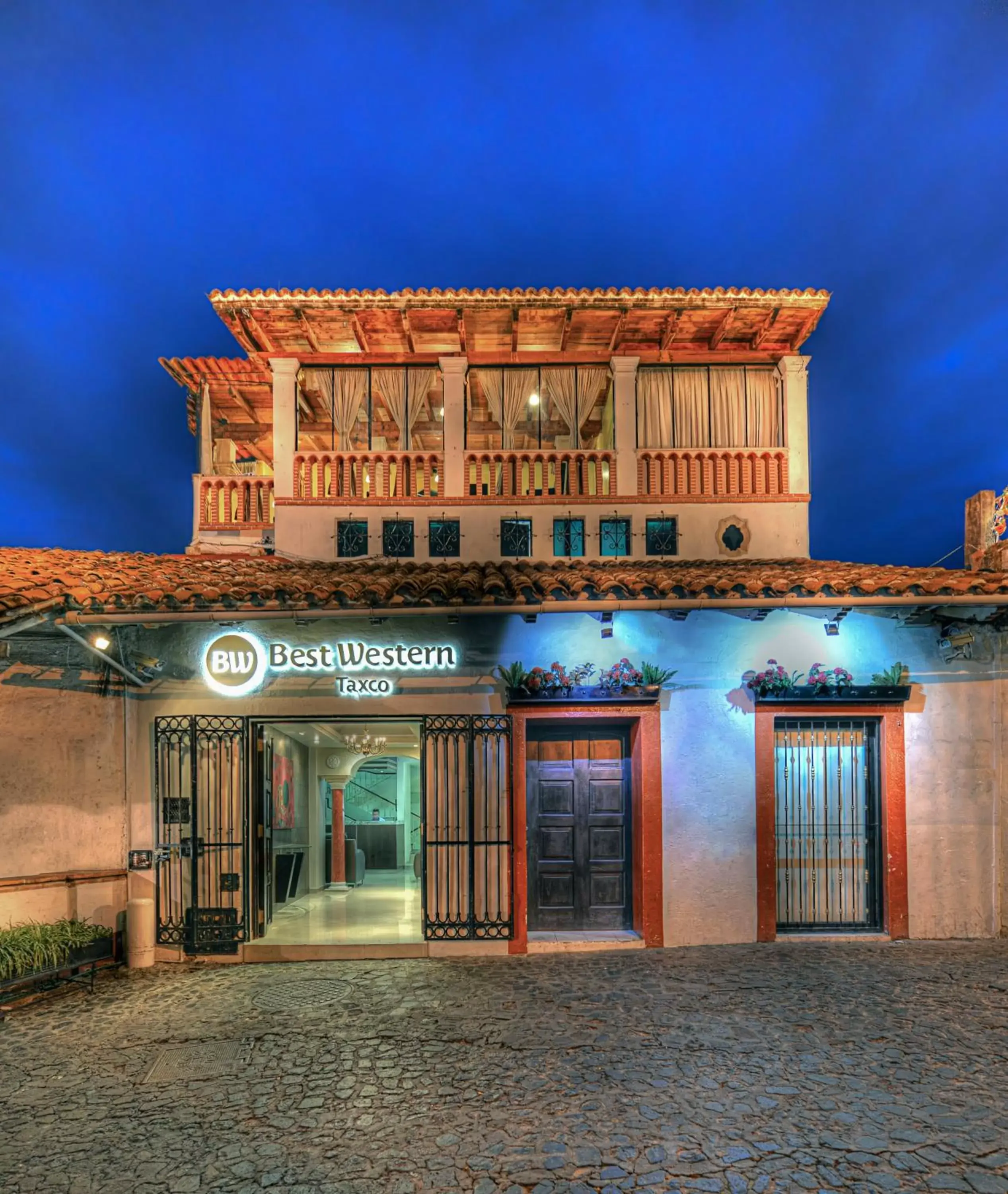 Facade/entrance, Property Building in Best Western Taxco