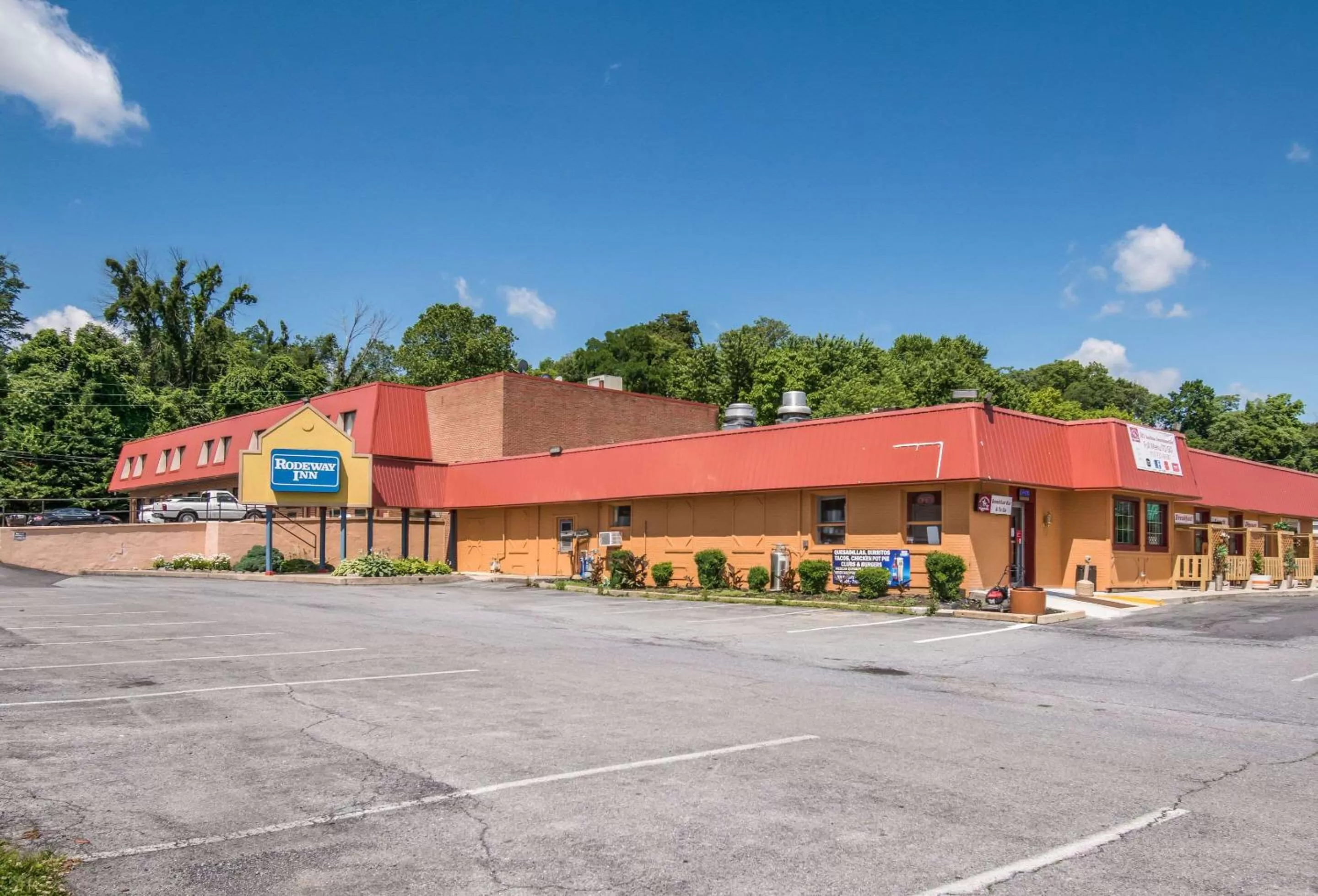 Property building in Rodeway Inn Wormleysburg – Harrisburg