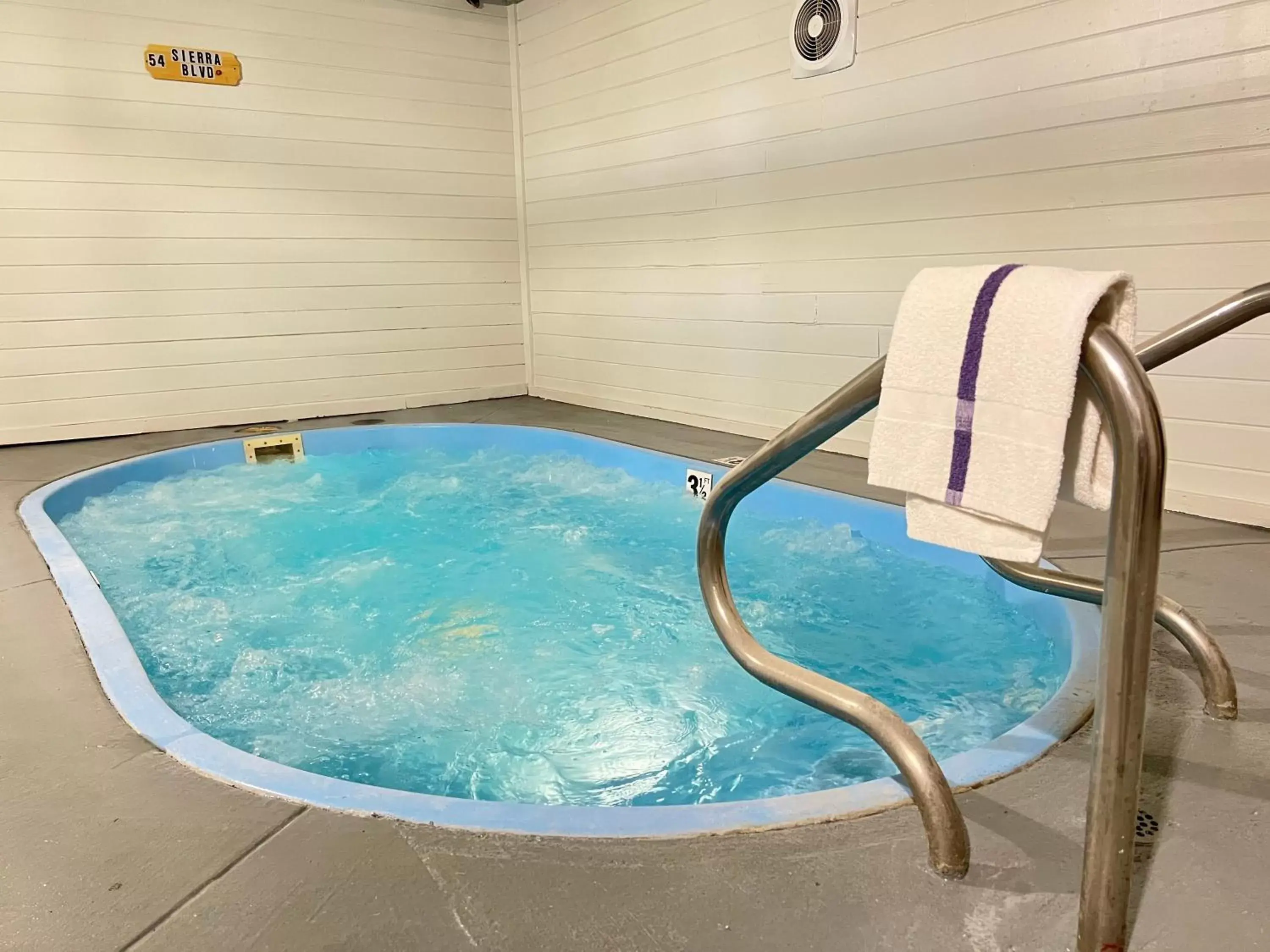 Hot Tub, Swimming Pool in SureStay Plus Hotel by Best Western Mammoth Lakes
