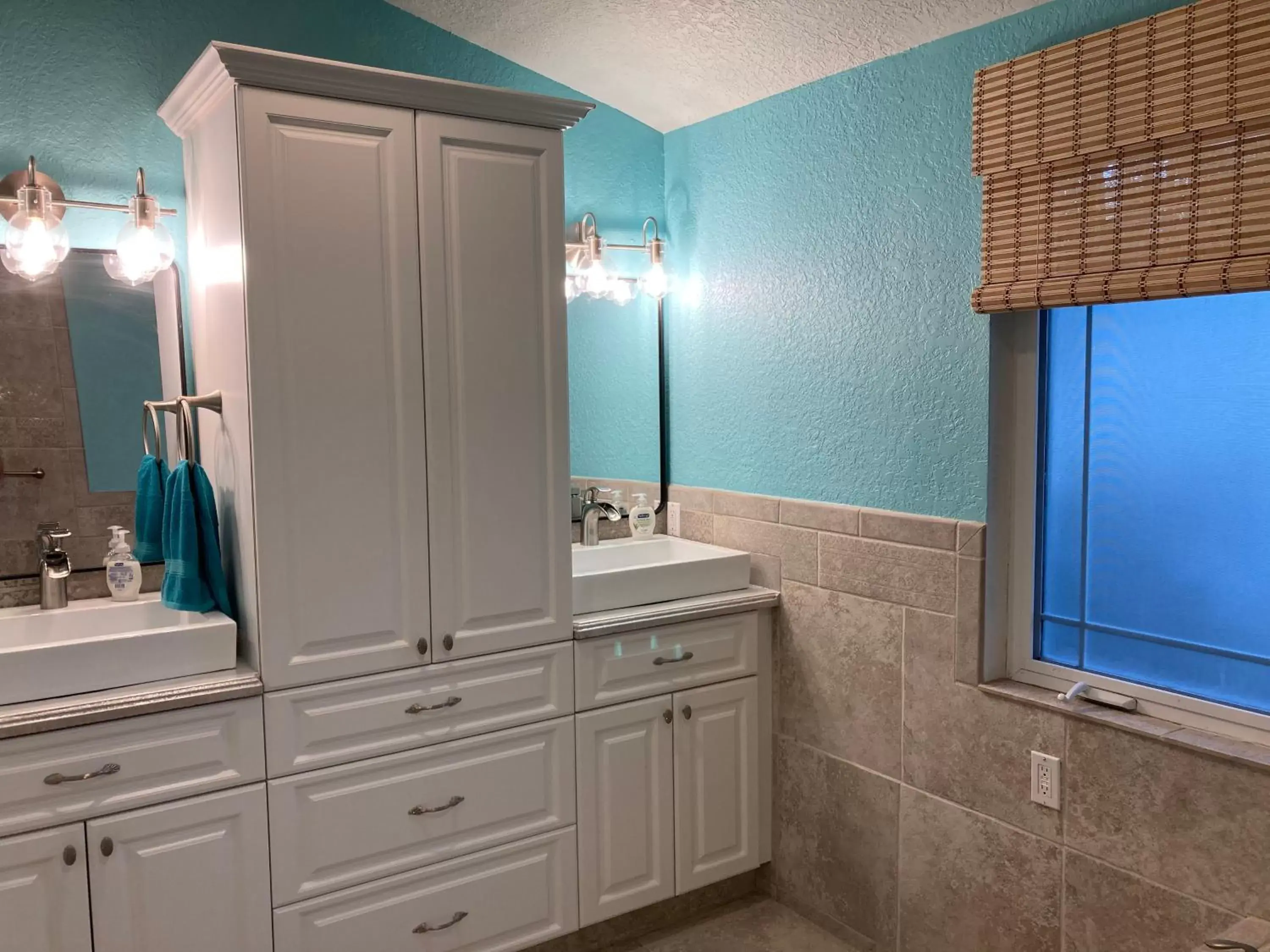 Bathroom in 3Gulls Inn Ozona-Boutique Hotel-Steps from Restaurants & Brewery-Pet Friendly