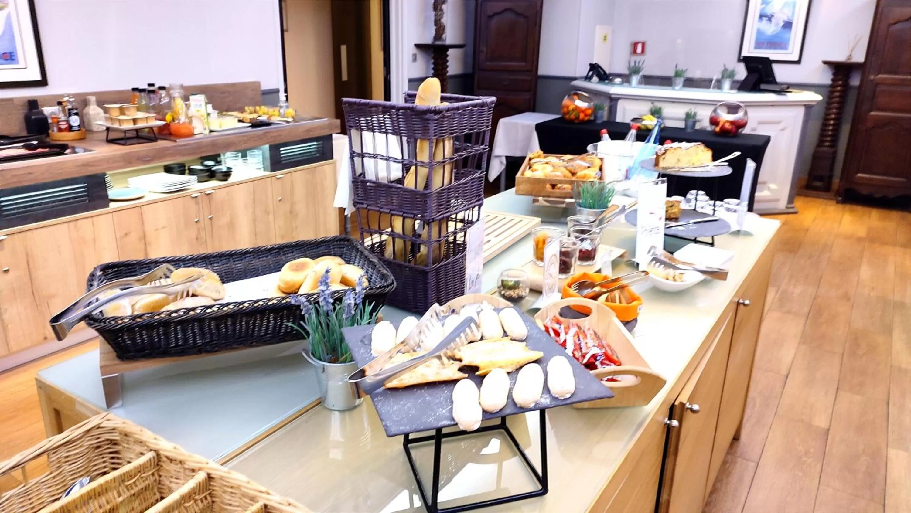 Buffet breakfast in Best Western Marseille Aeroport