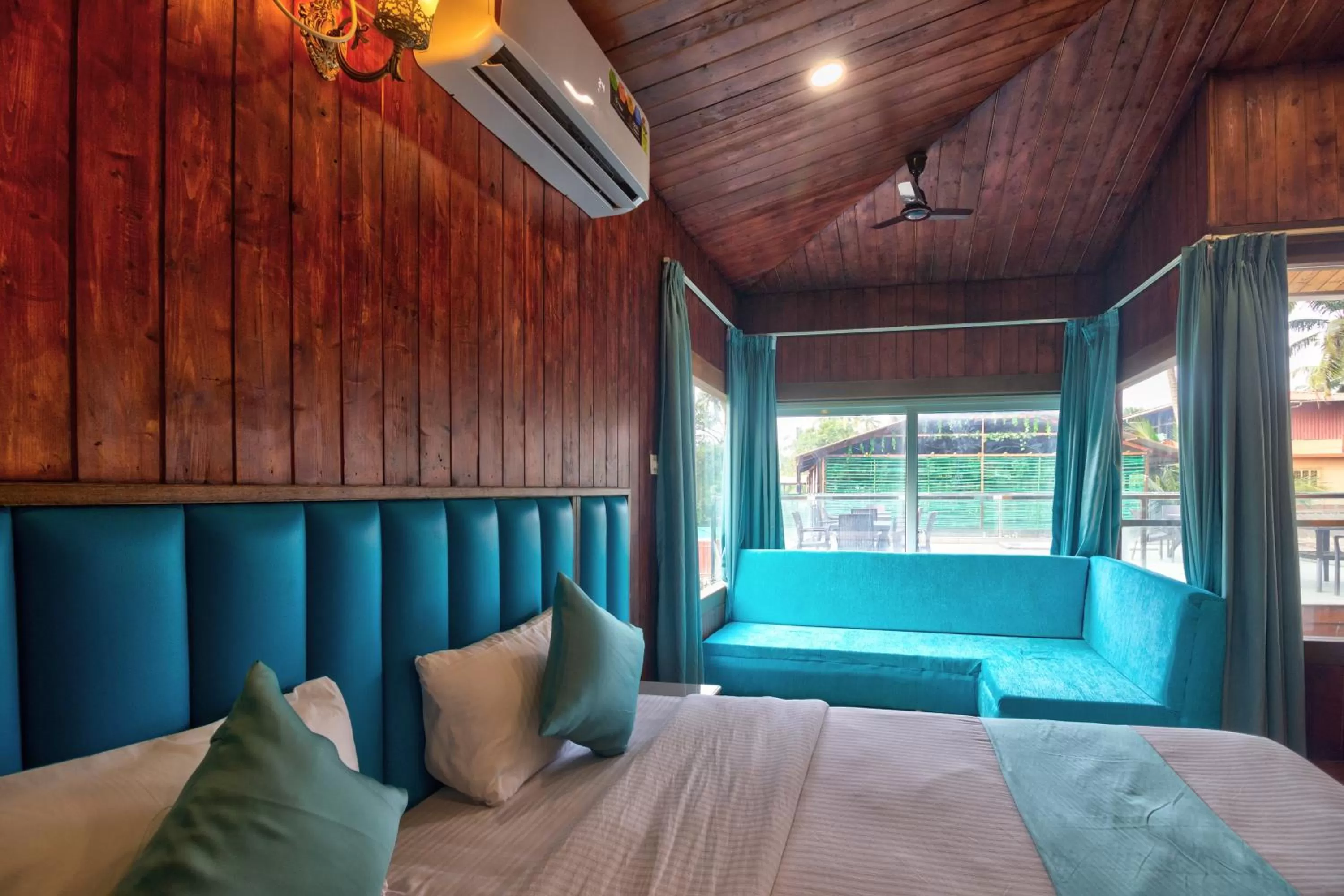 Photo of the whole room, Bed in Oceano Beach Resort