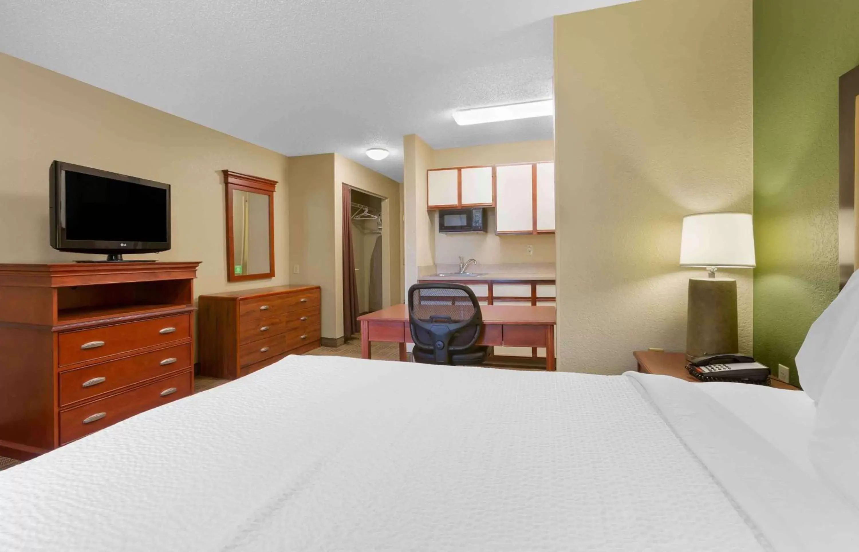 Bedroom, Bed in Extended Stay America Suites - Toledo - Maumee