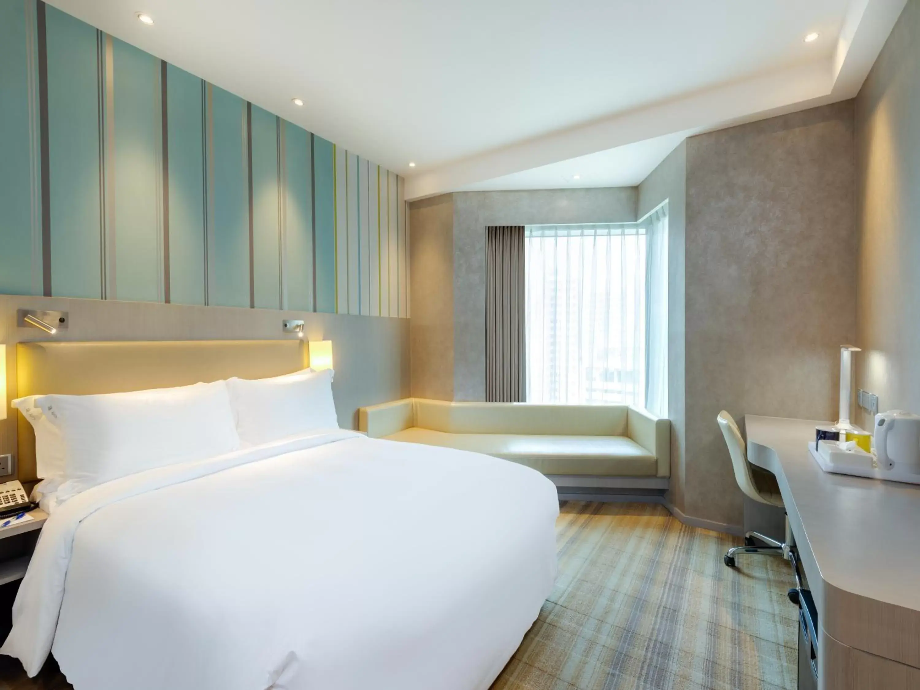Standard Queen Room - High Floor in Holiday Inn Express Hong Kong Mongkok, an IHG Hotel