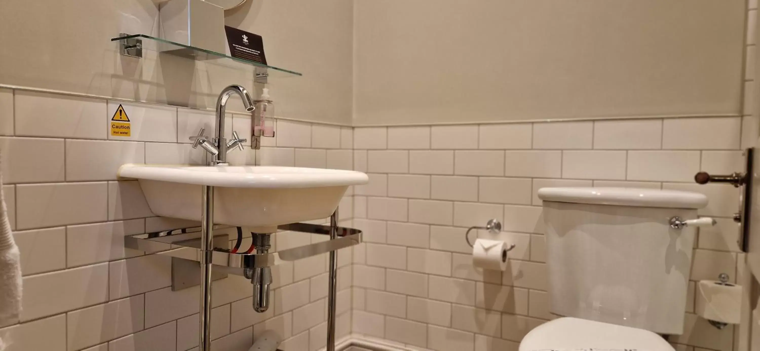 Shower, Bathroom in The Cross-Keys Hotel