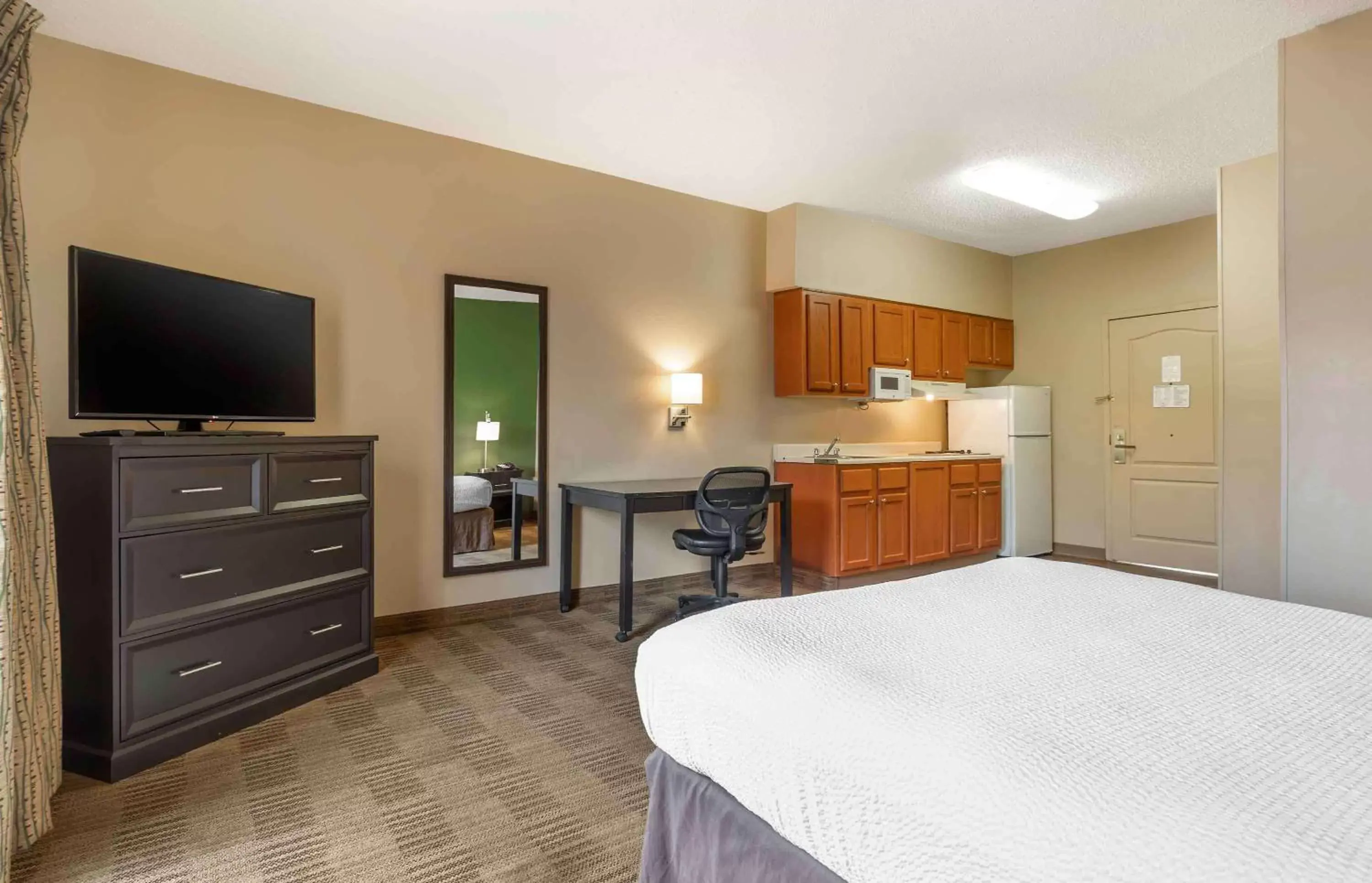 Bedroom, TV/Entertainment Center in Extended Stay America Suites - Dallas - Frankford Road