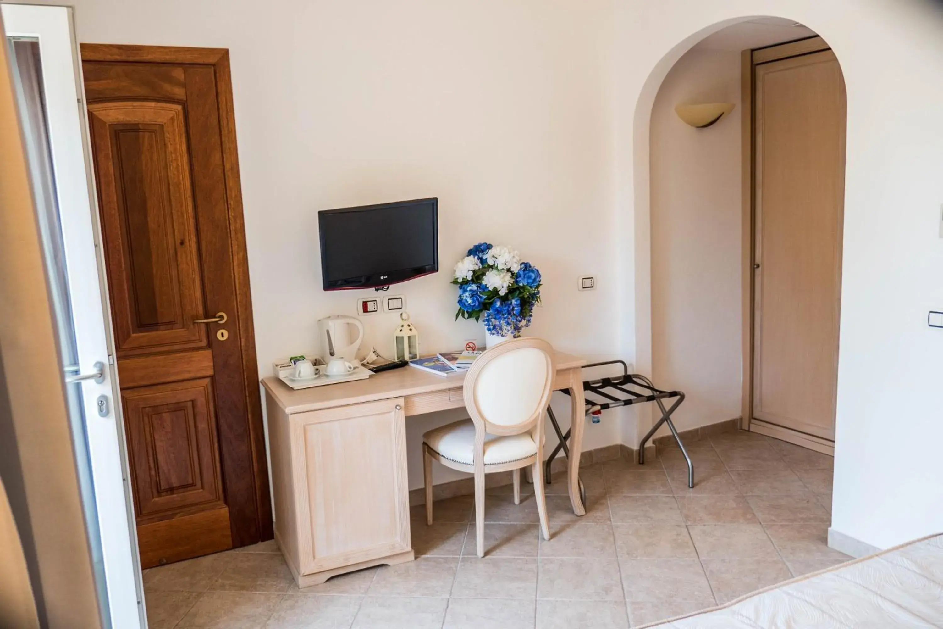 Photo of the whole room, TV/Entertainment Center in Hotel Villa Ceselle