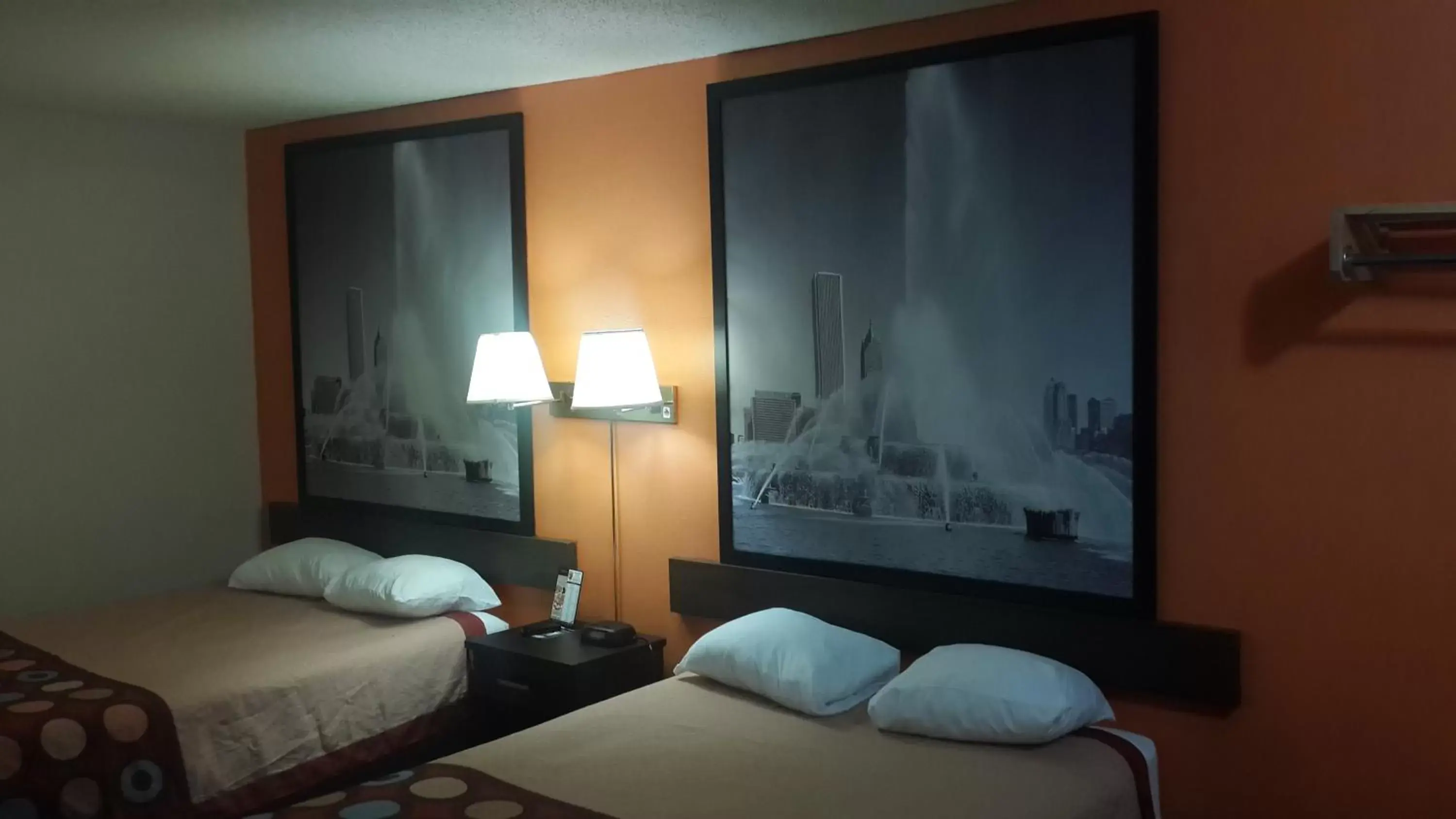 Photo of the whole room, Bed in Super 8 by Wyndham Morris