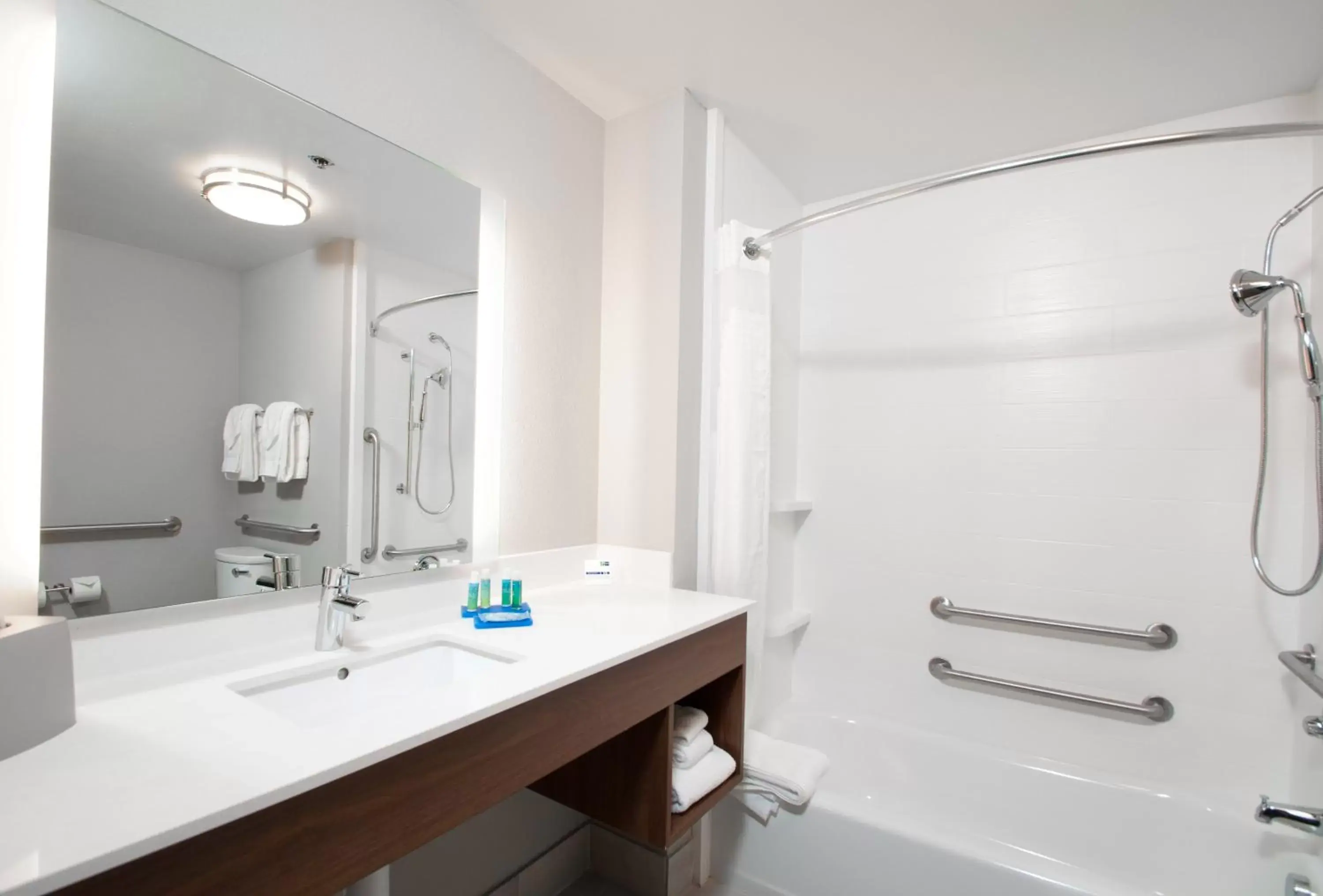 Photo of the whole room, Bathroom in Holiday Inn Express Quantico - Stafford, an IHG Hotel