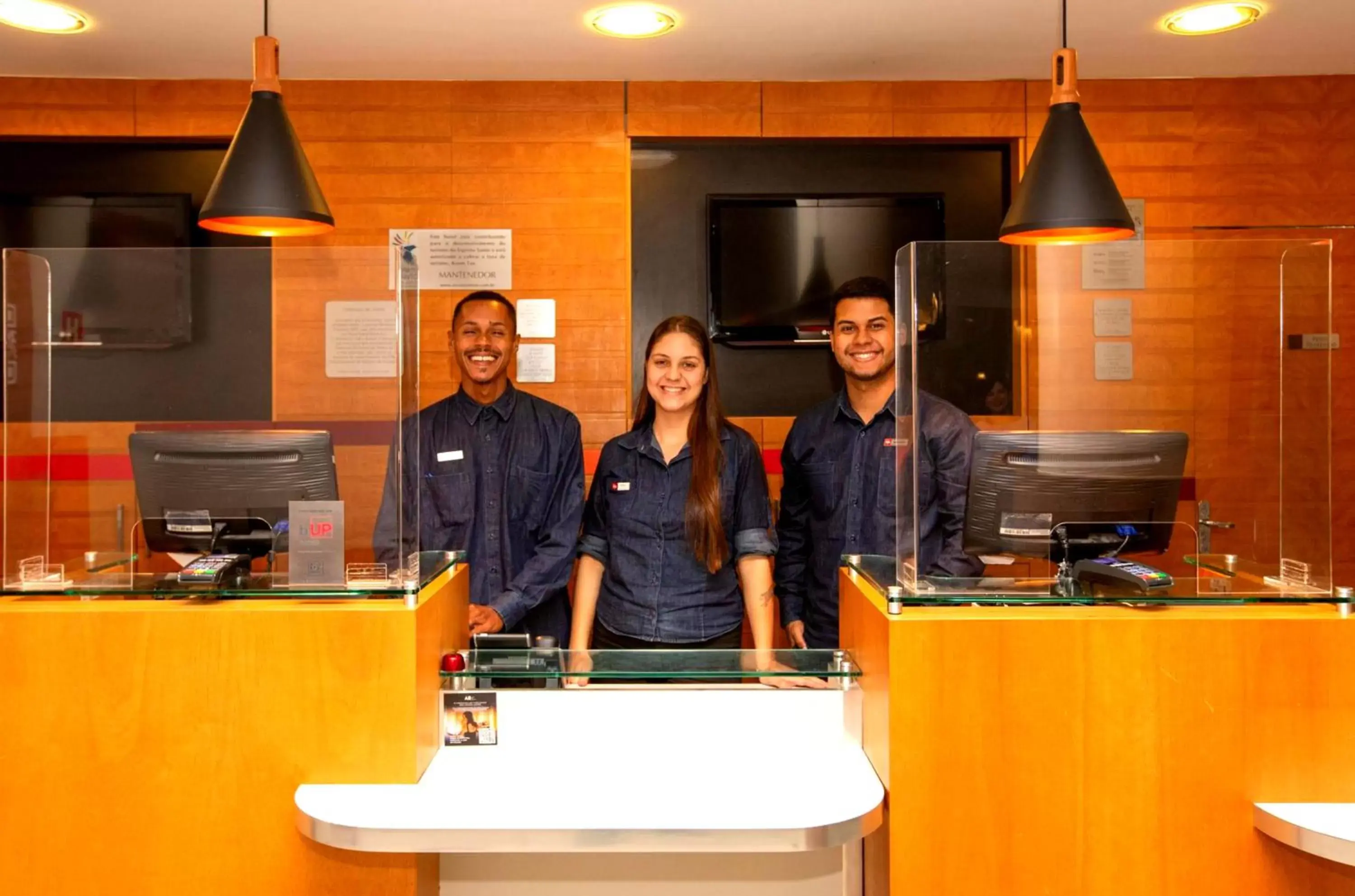 Staff in ibis Vitoria Praia de Camburi