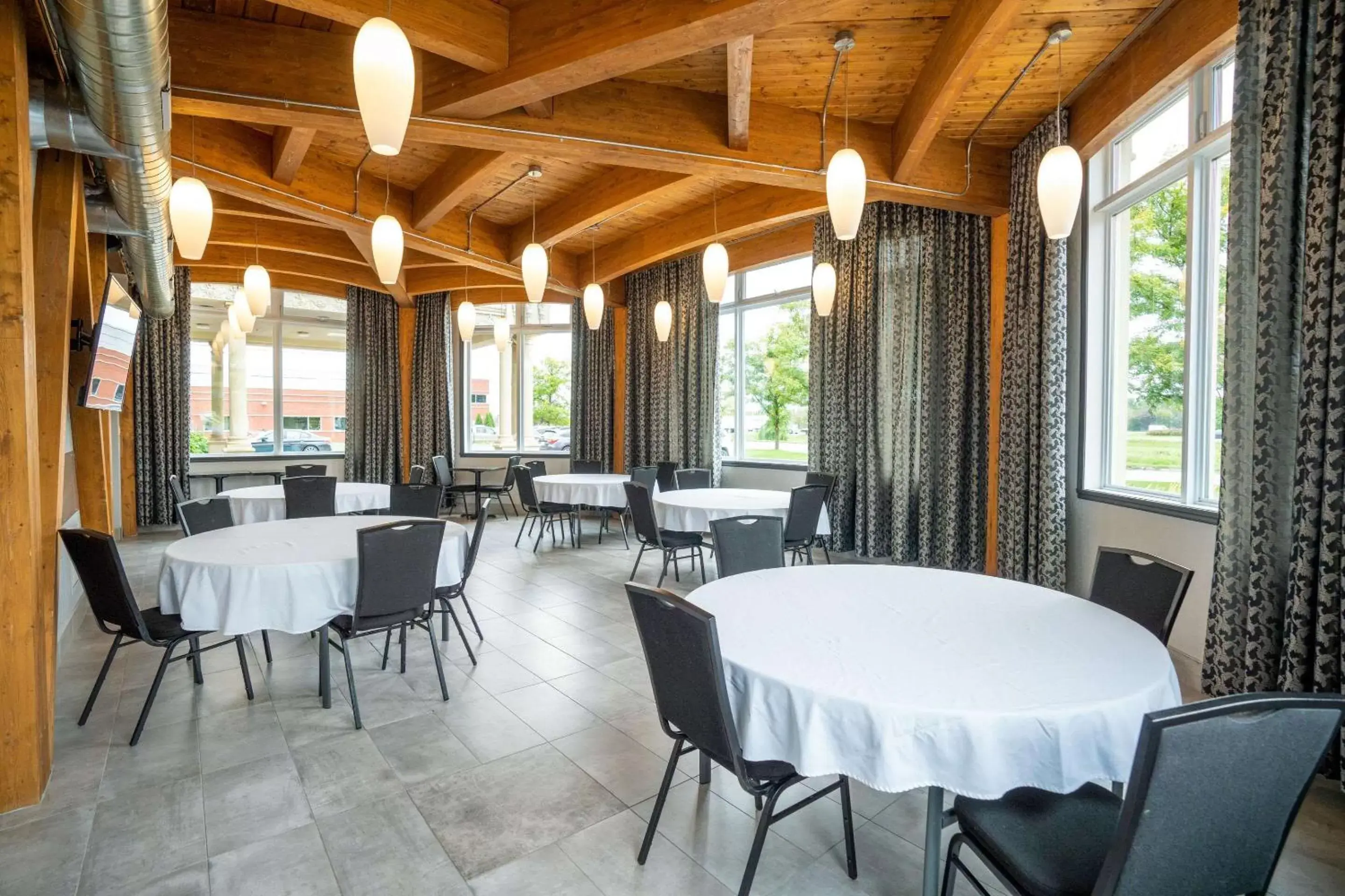 Meeting/conference room, Restaurant/Places to Eat in Hôtel Quality Suites Drummondville