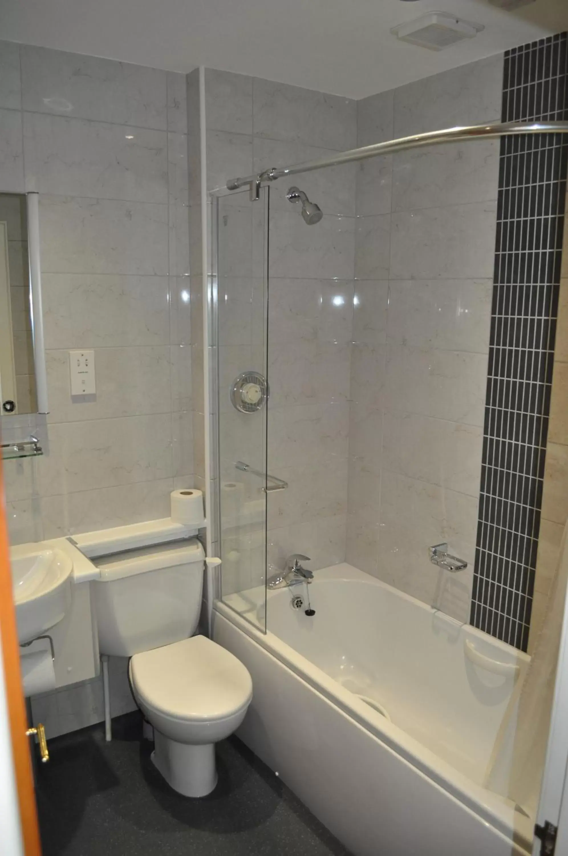 Bathroom in Sunbank House Metro Hotel