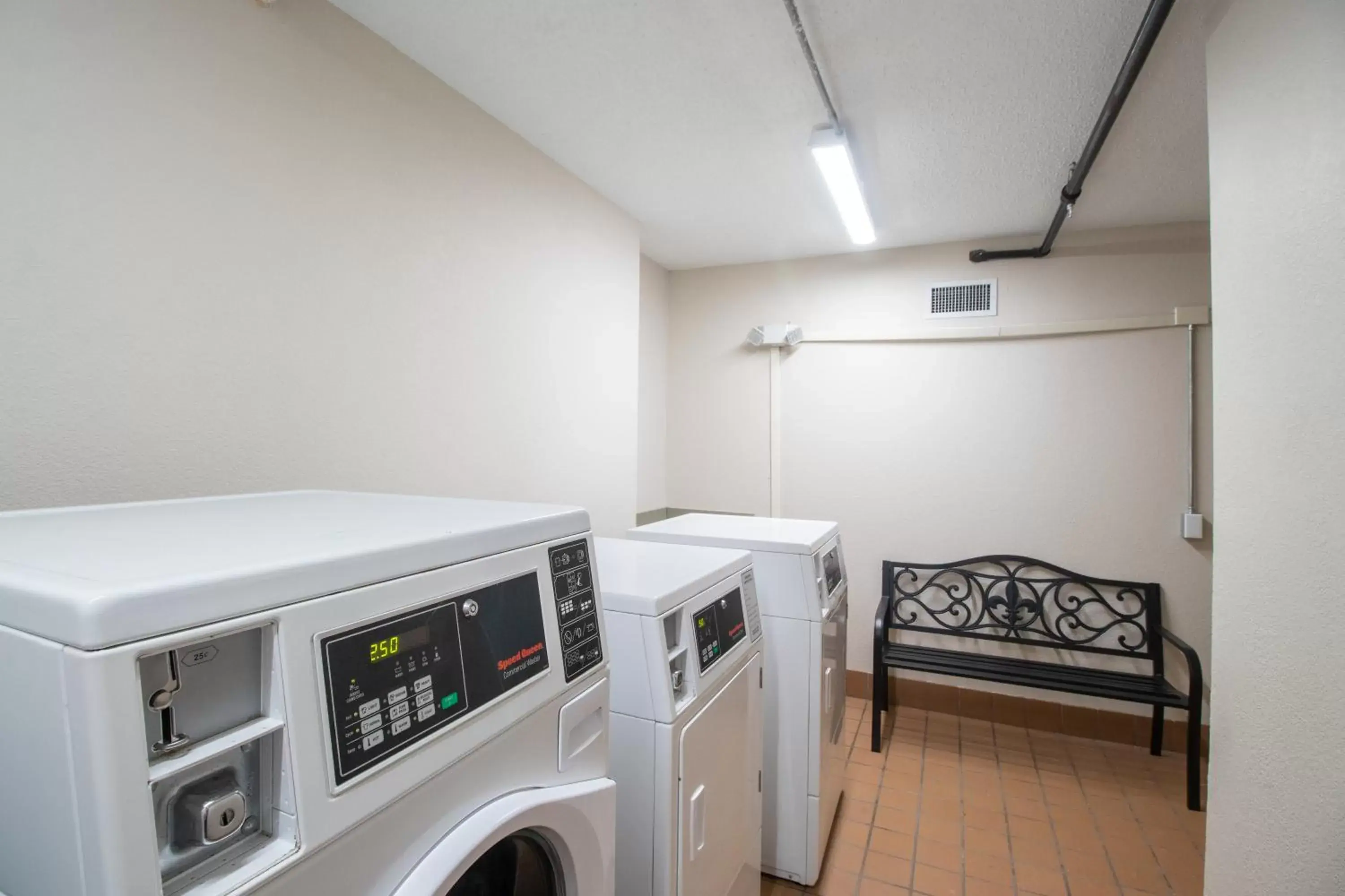 laundry, Kitchen/Kitchenette in Econo Lodge Inn & Suites Foley-North Gulf Shores