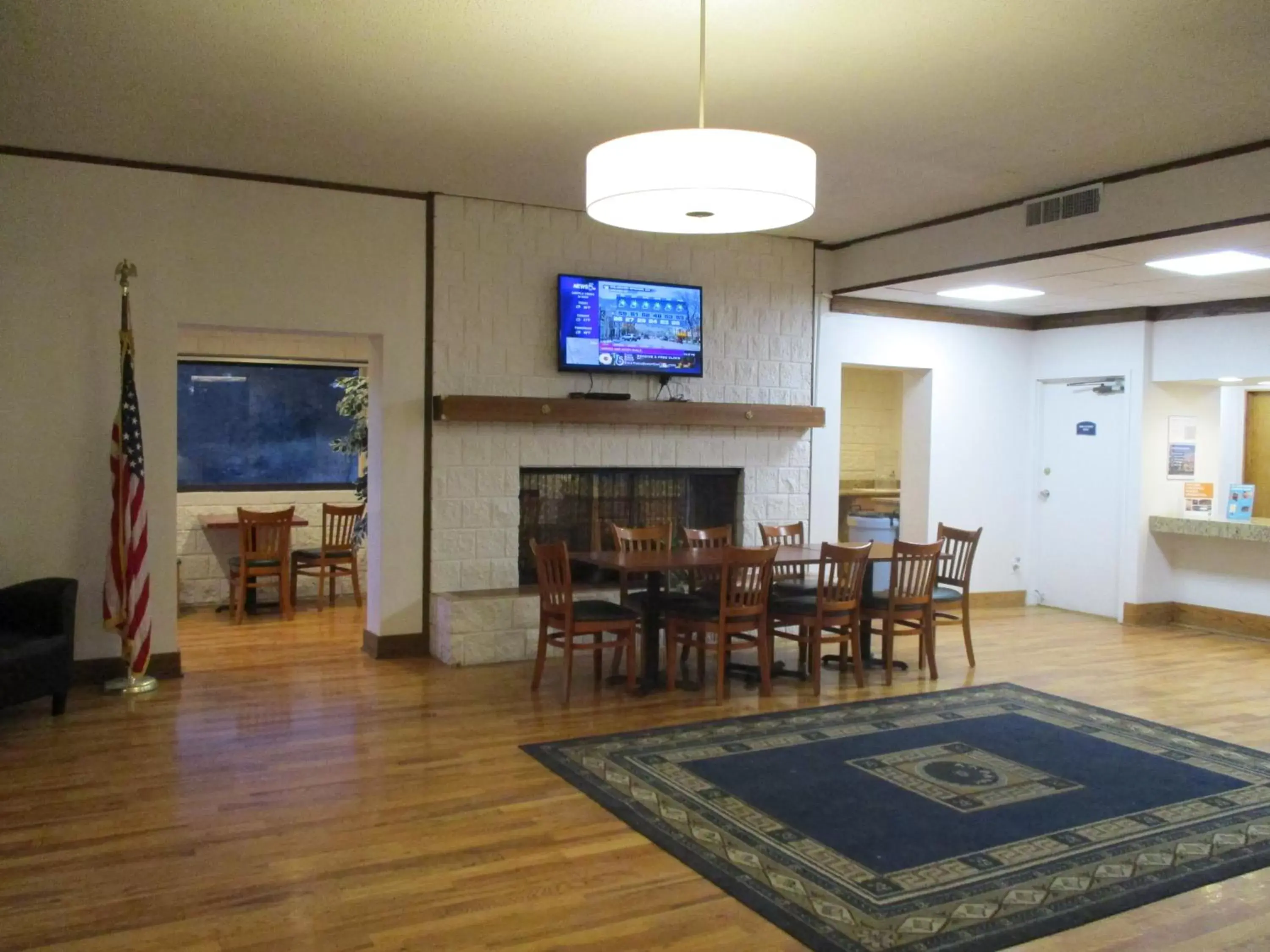 TV and multimedia, Dining Area in Studio 6 Colorado Springs, Colorado - Air Force Academy