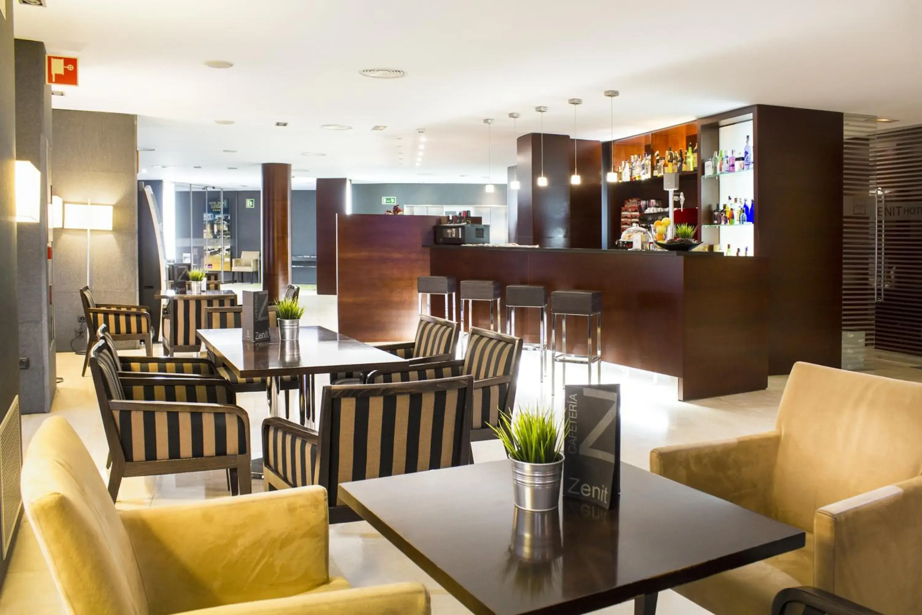 Lounge or bar, Restaurant/Places to Eat in Zenit Lleida