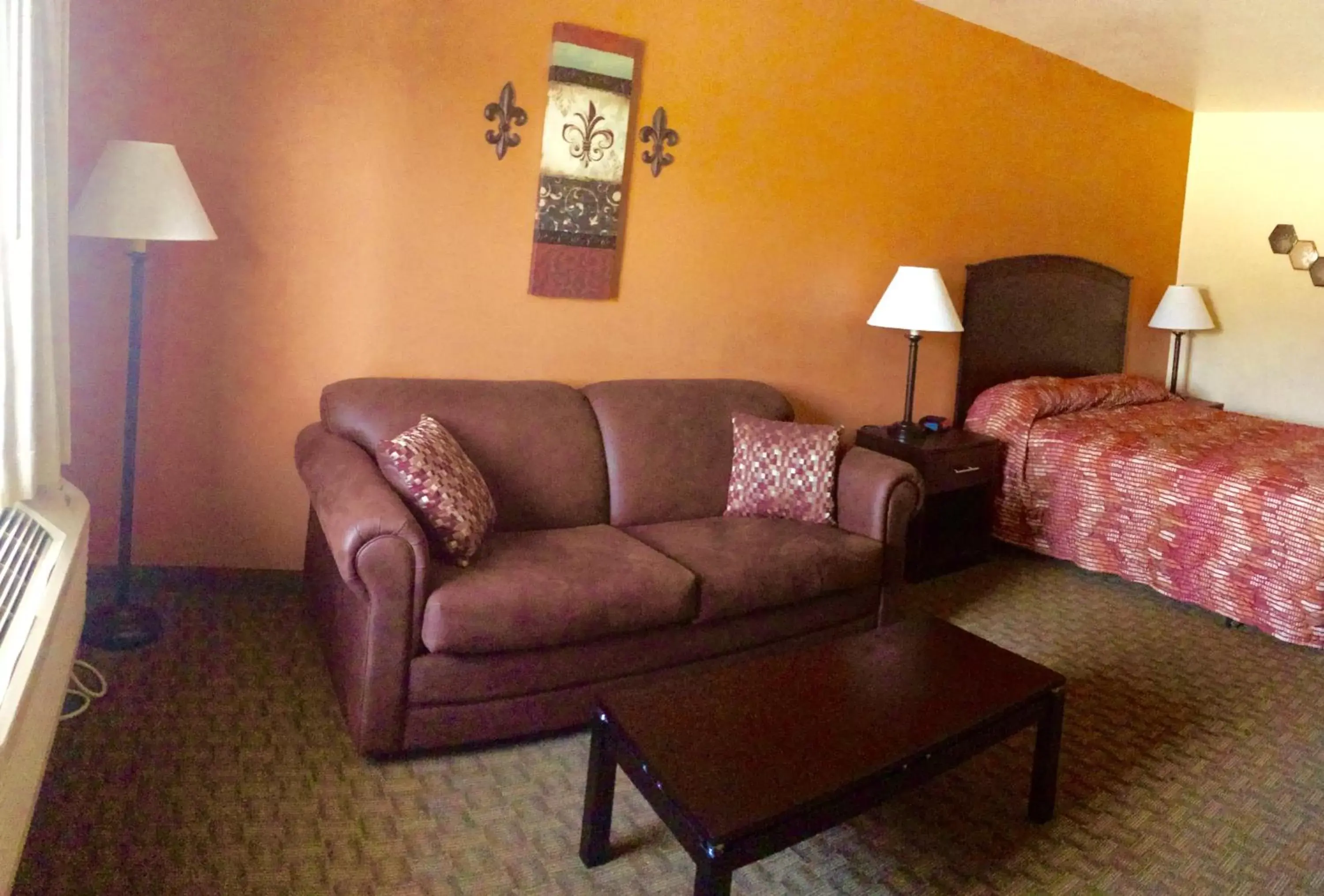 Living room, Seating Area in Cottonwood Inn & Suites