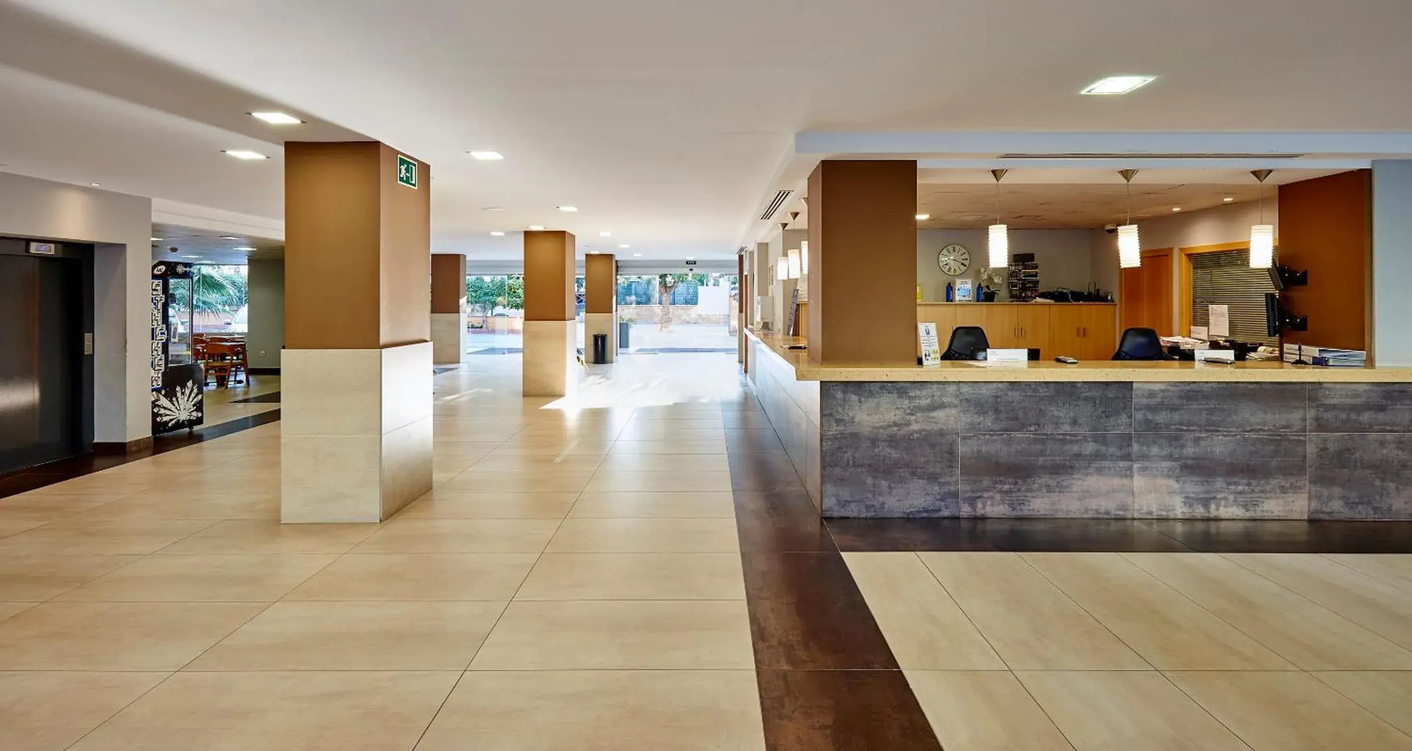 Property building in Hotel Surf Mar Property building in Hotel Surf Mar