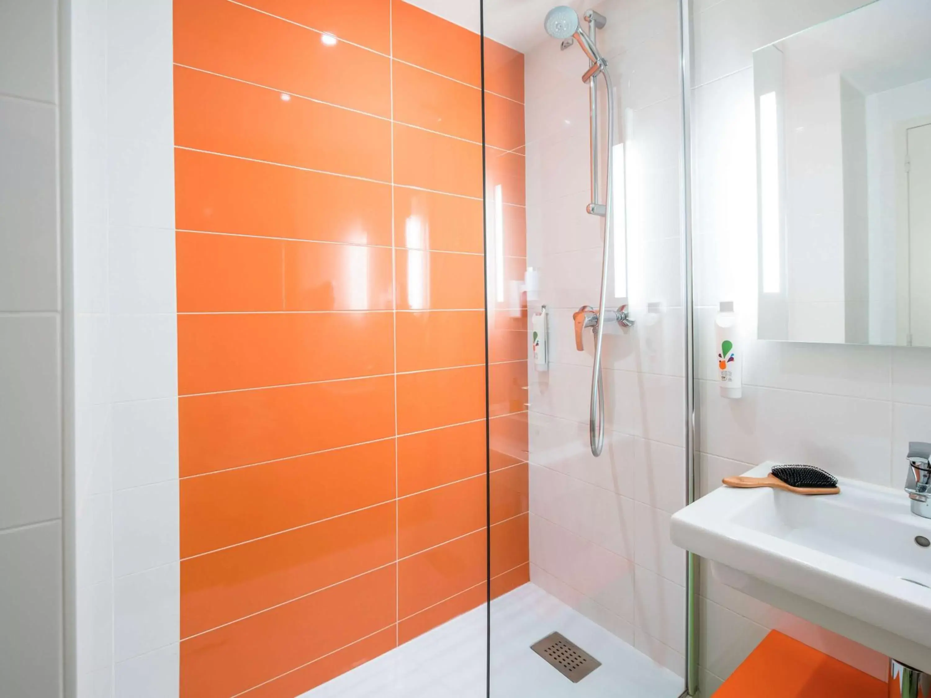 Photo of the whole room, Bathroom in Ibis Styles Toulouse Labège