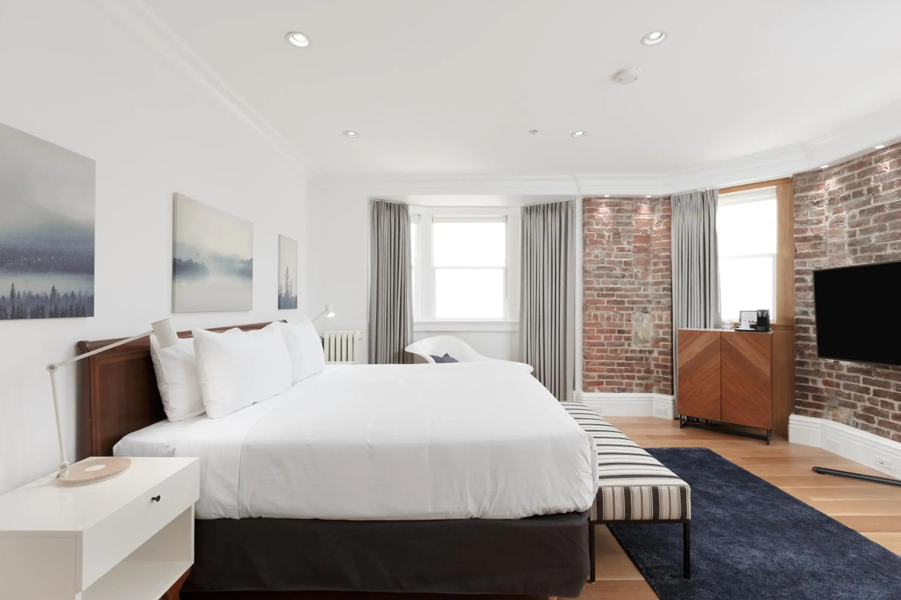 Photo of the whole room, Bed in Victorian Hotel