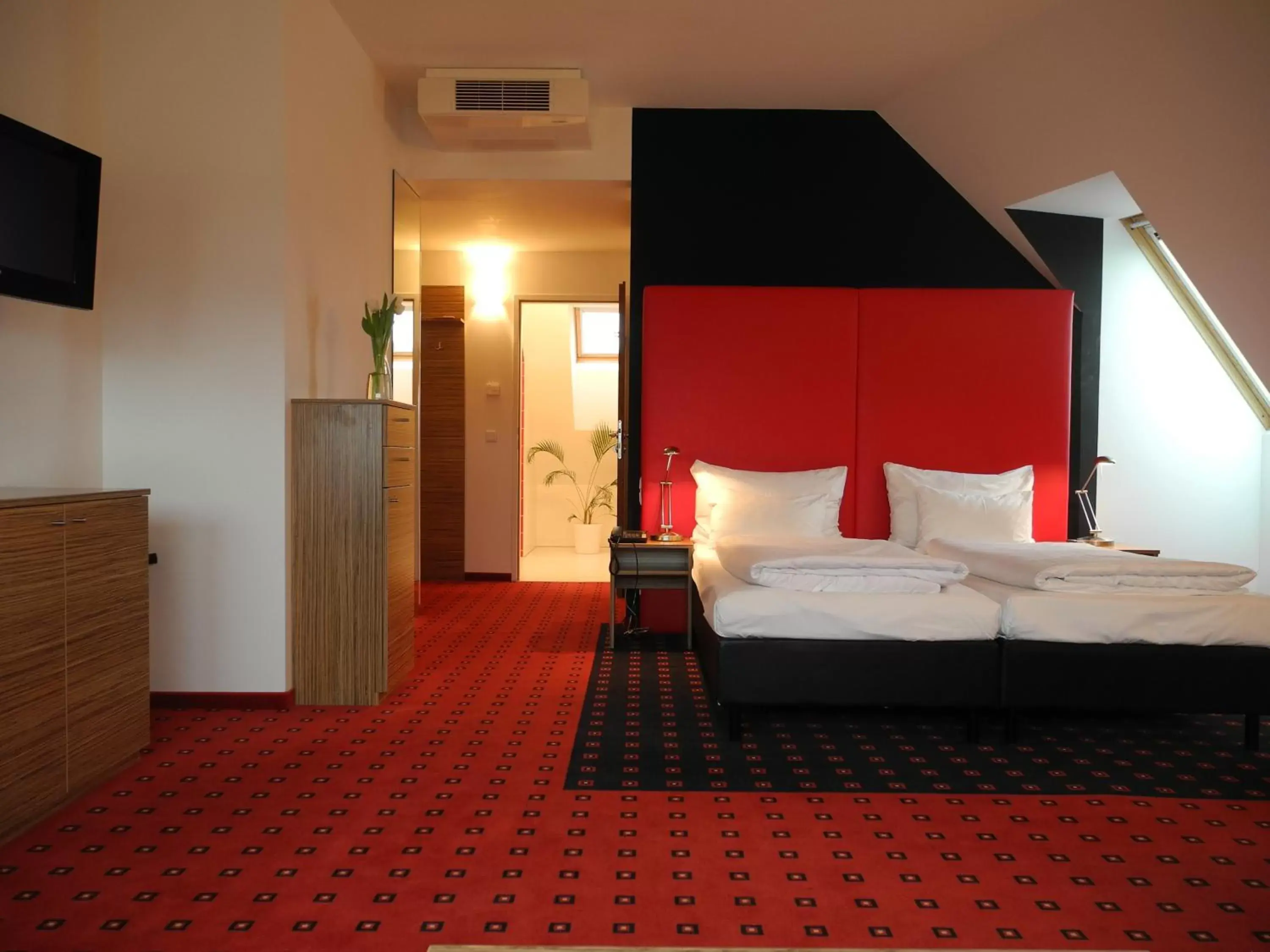 Photo of the whole room, Bed in Senator Hotel Vienna