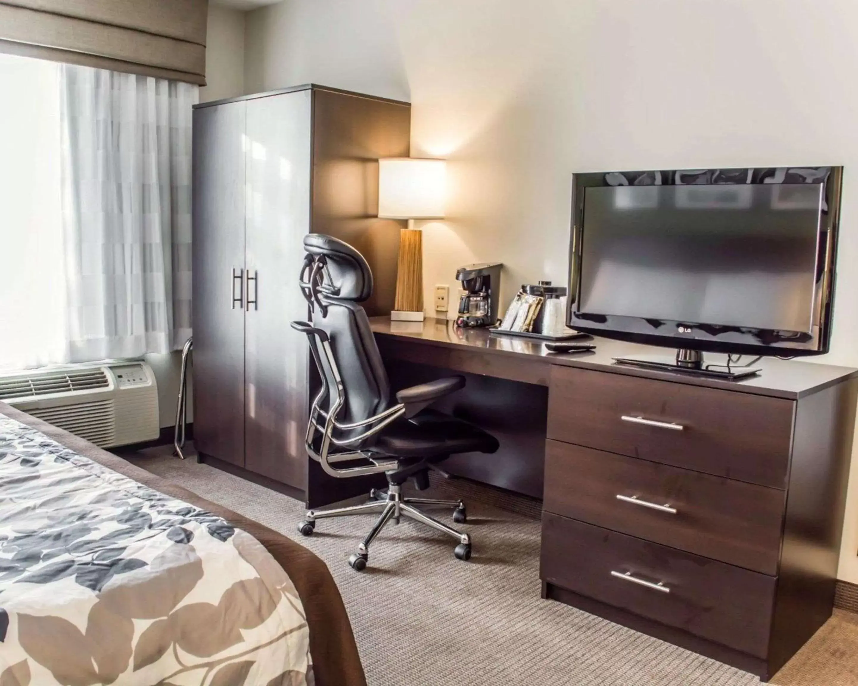 Photo of the whole room, TV/Entertainment Center in Sleep Inn Richmond North