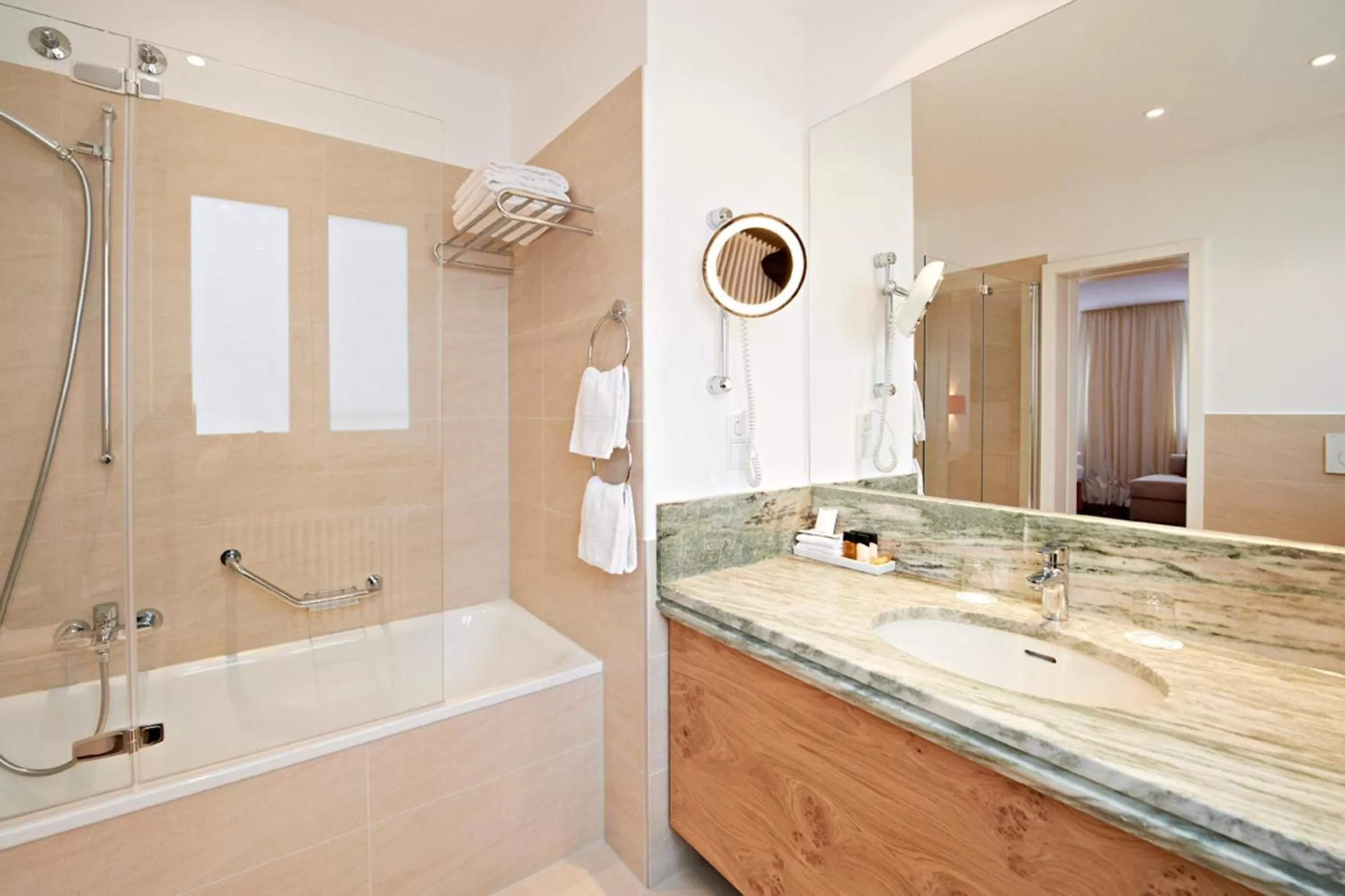 Shower in Eden Hotel Wolff