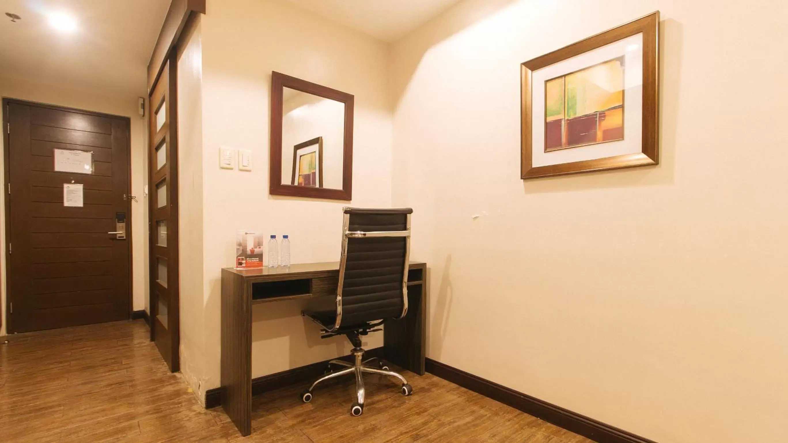 hair dresser, TV/Entertainment Center in RedDoorz Premium @ West Avenue Quezon City