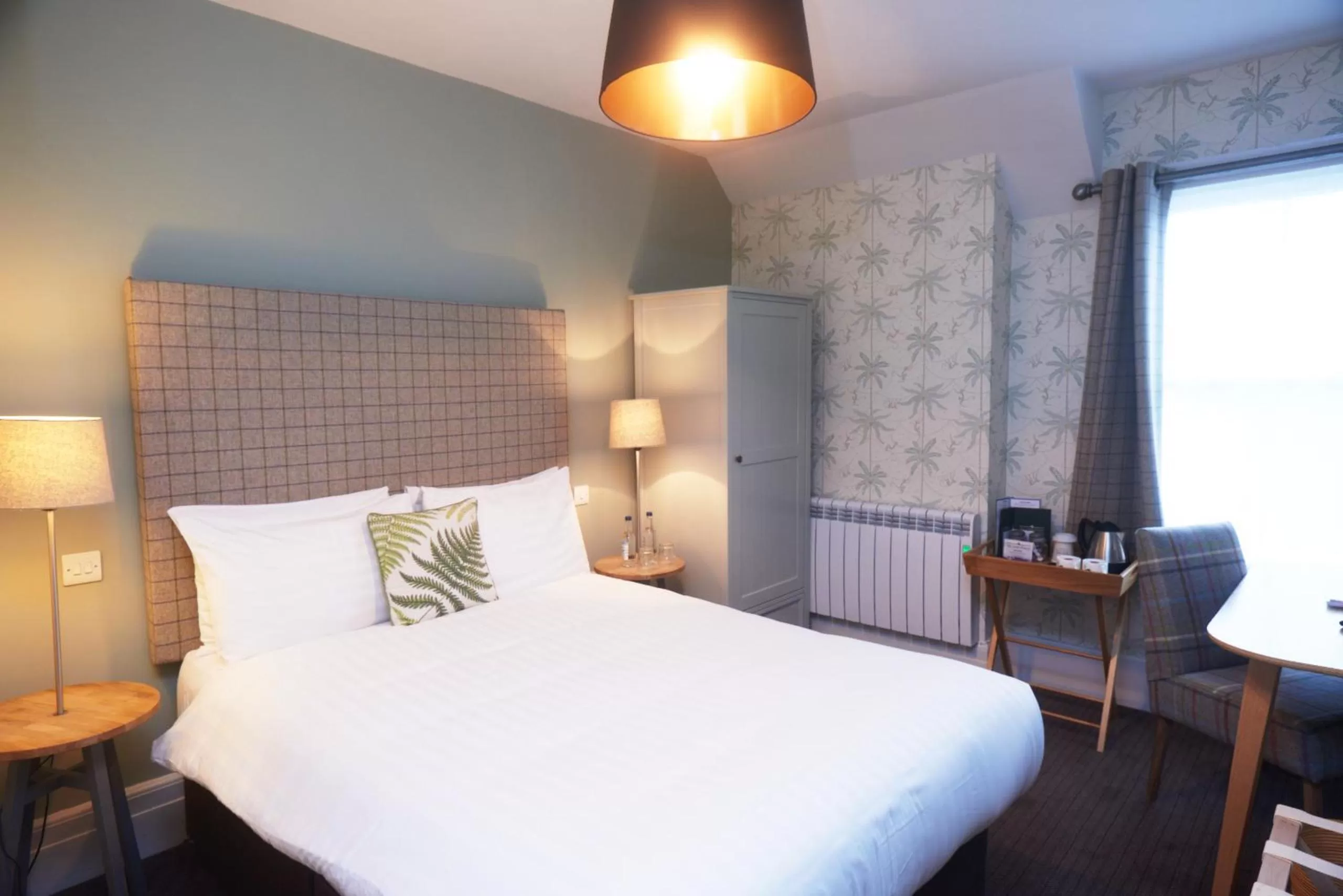 Bedroom, Bed in Embankment Hotel