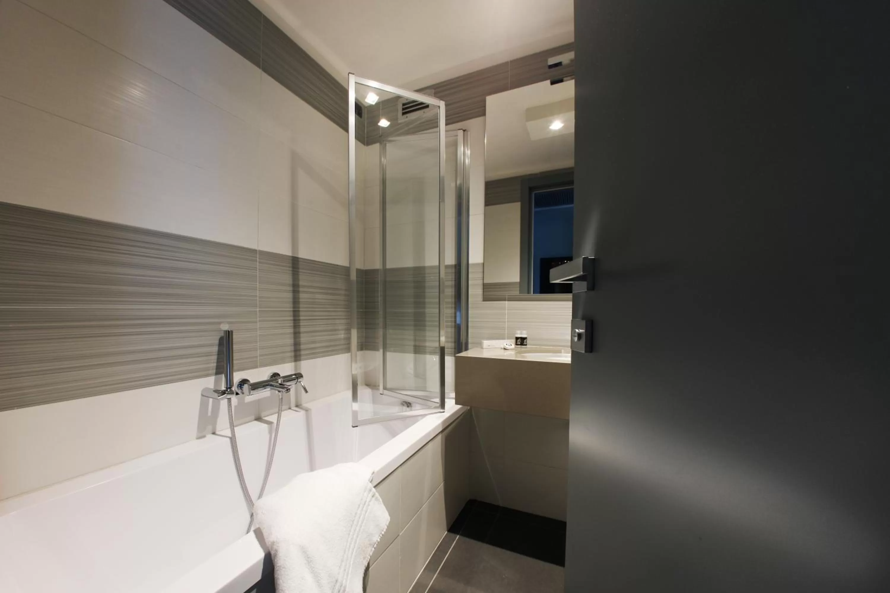 Bathroom in Best Western JFK Hotel